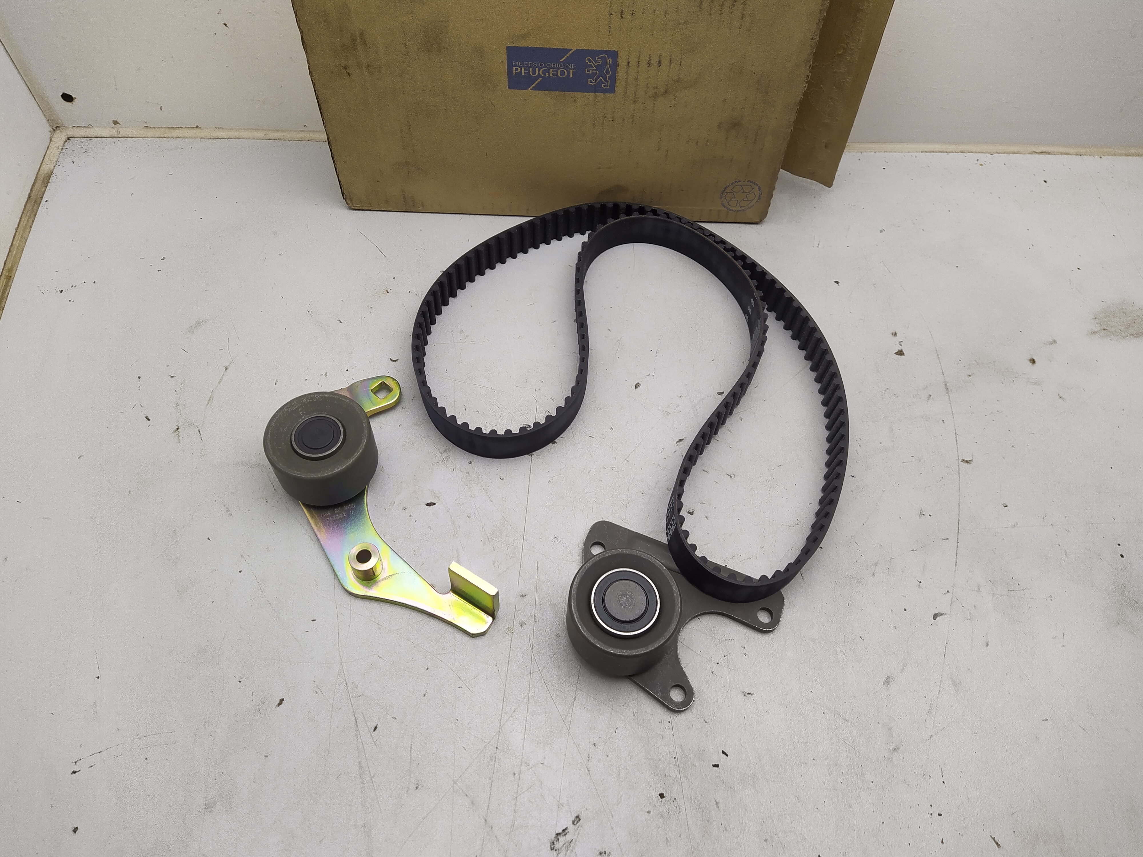 Citroen / PEUGEOT Zahnriemensatz 136 Zähne 083109 NEU NOS