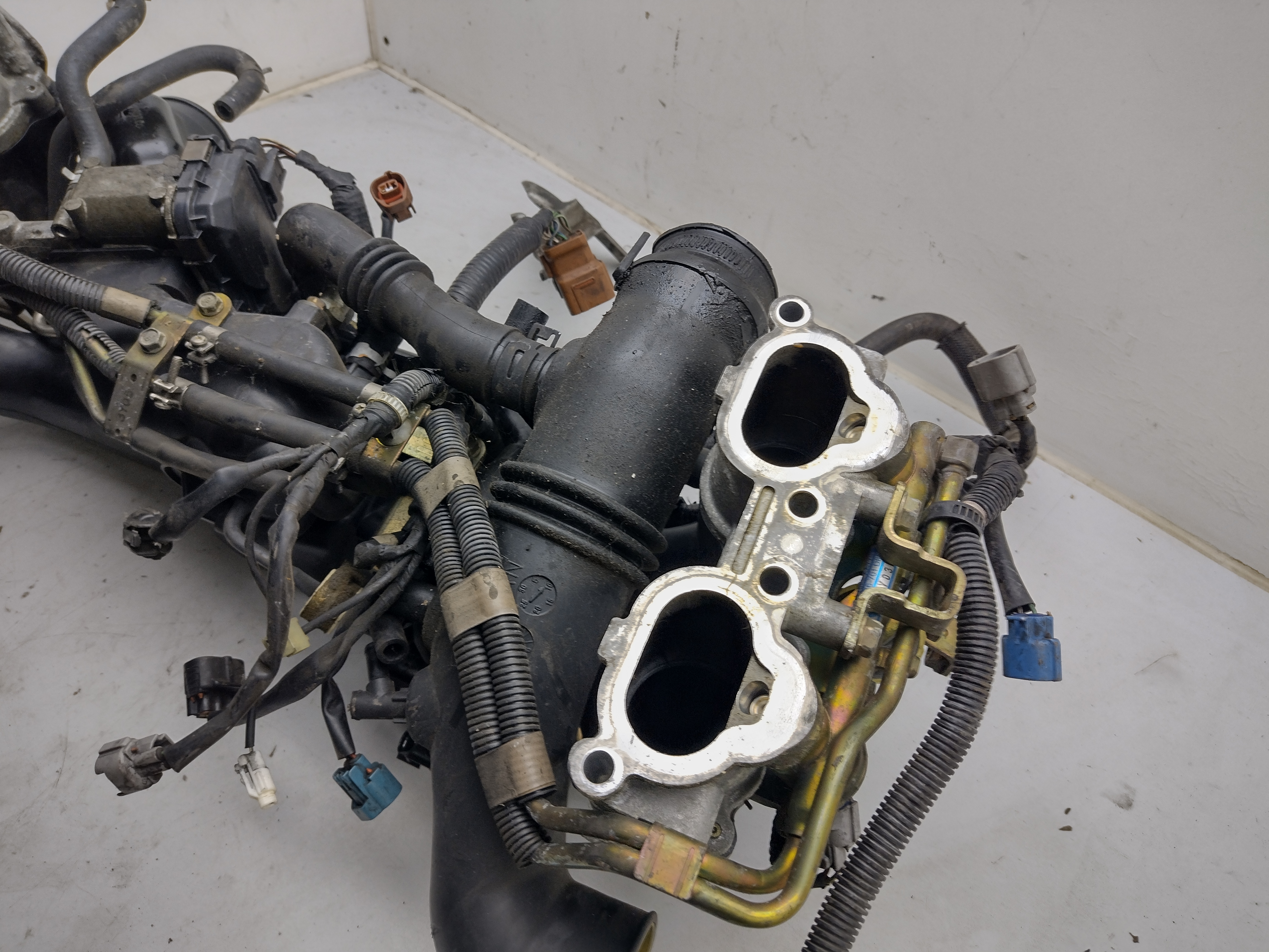 Ansaugbrücke mit Drosselklappe, Inlet pipe, Einspritzdüsen, Kabelbaum von Subaru Legacy Turbo EJ20X