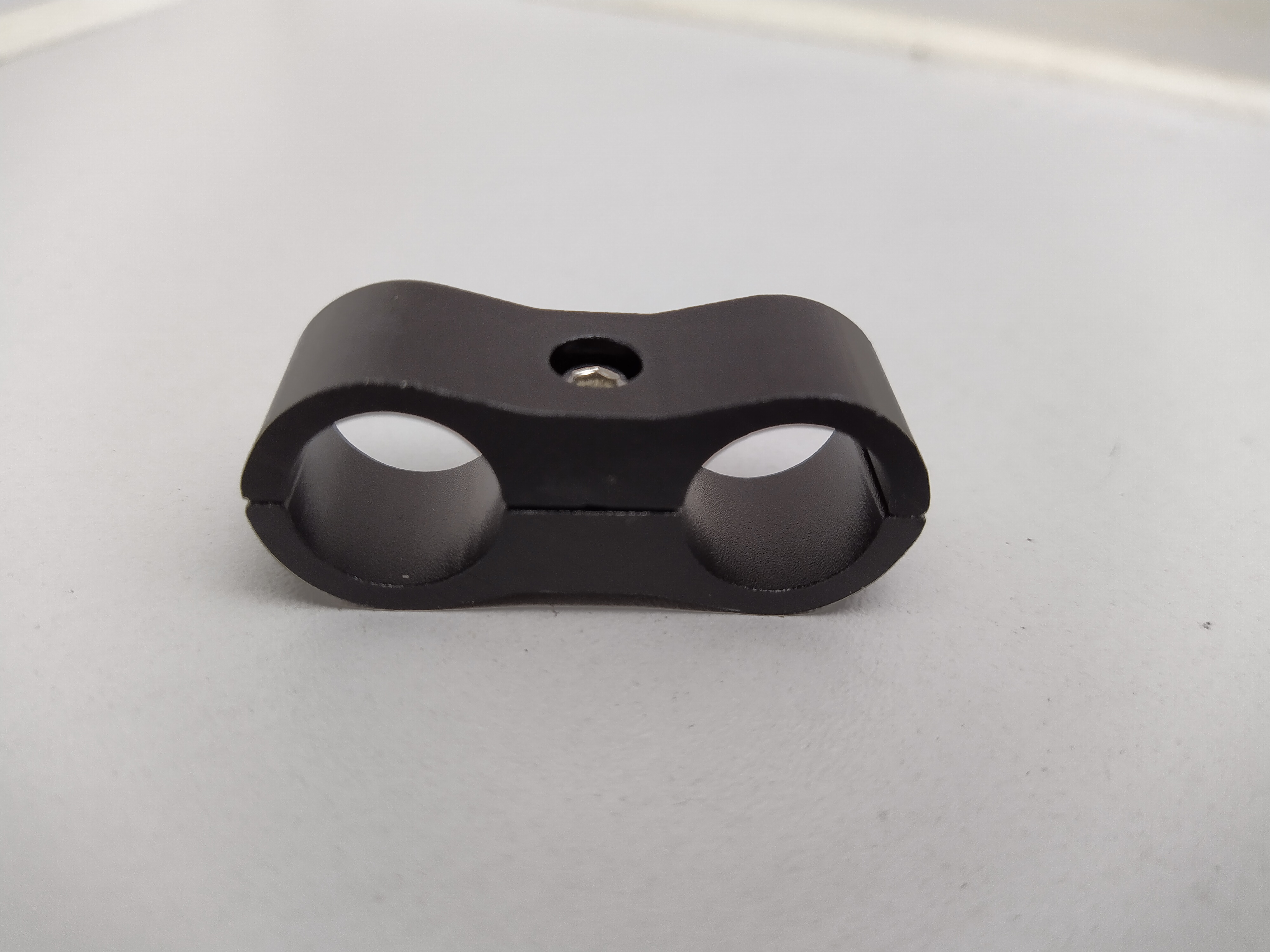Schlauchhalter 2x13,5mm schwarz (Dash 6 AN6)