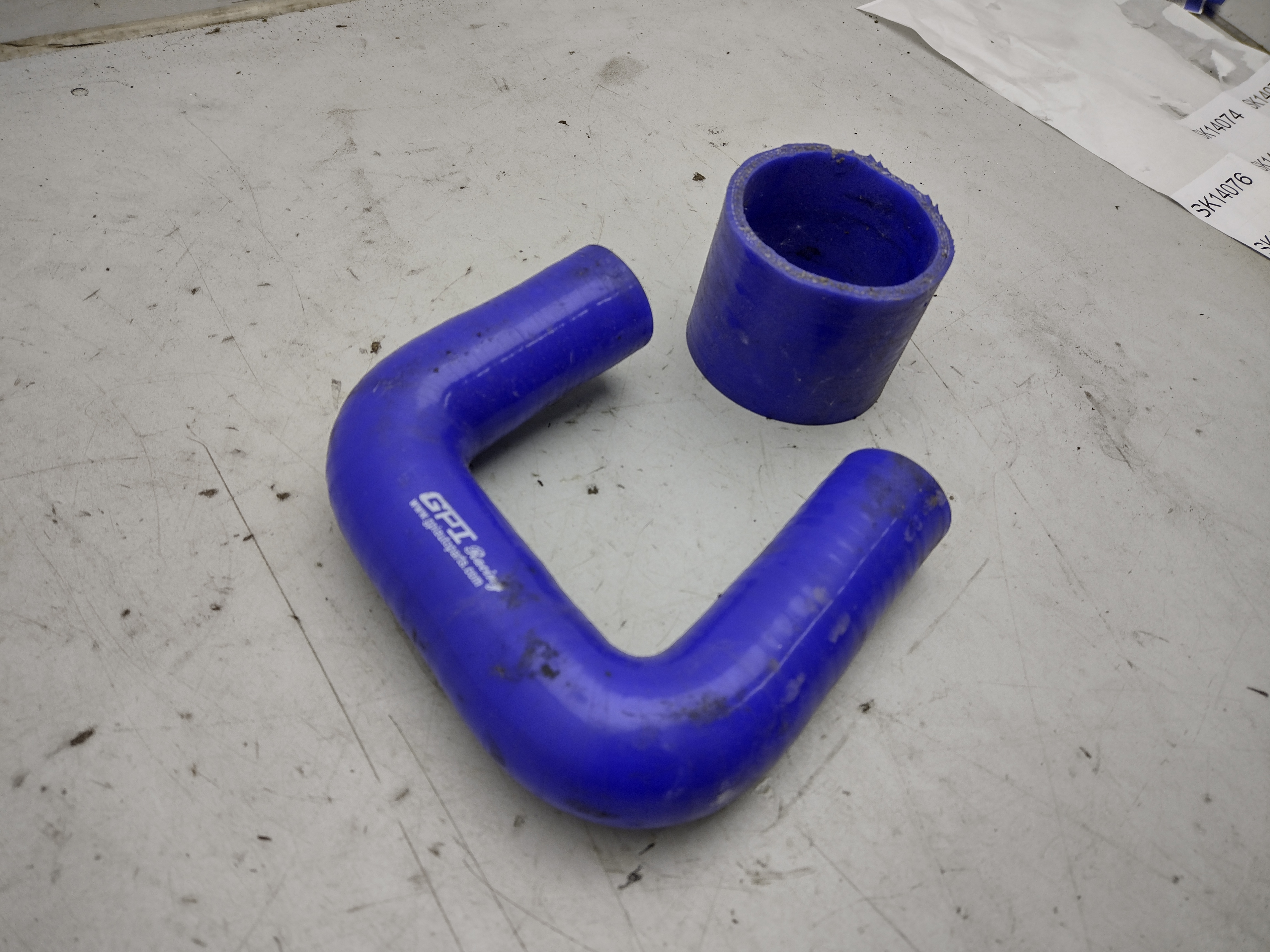 blaue Silikon Schläuche für LLK am Subaru Impreza GT