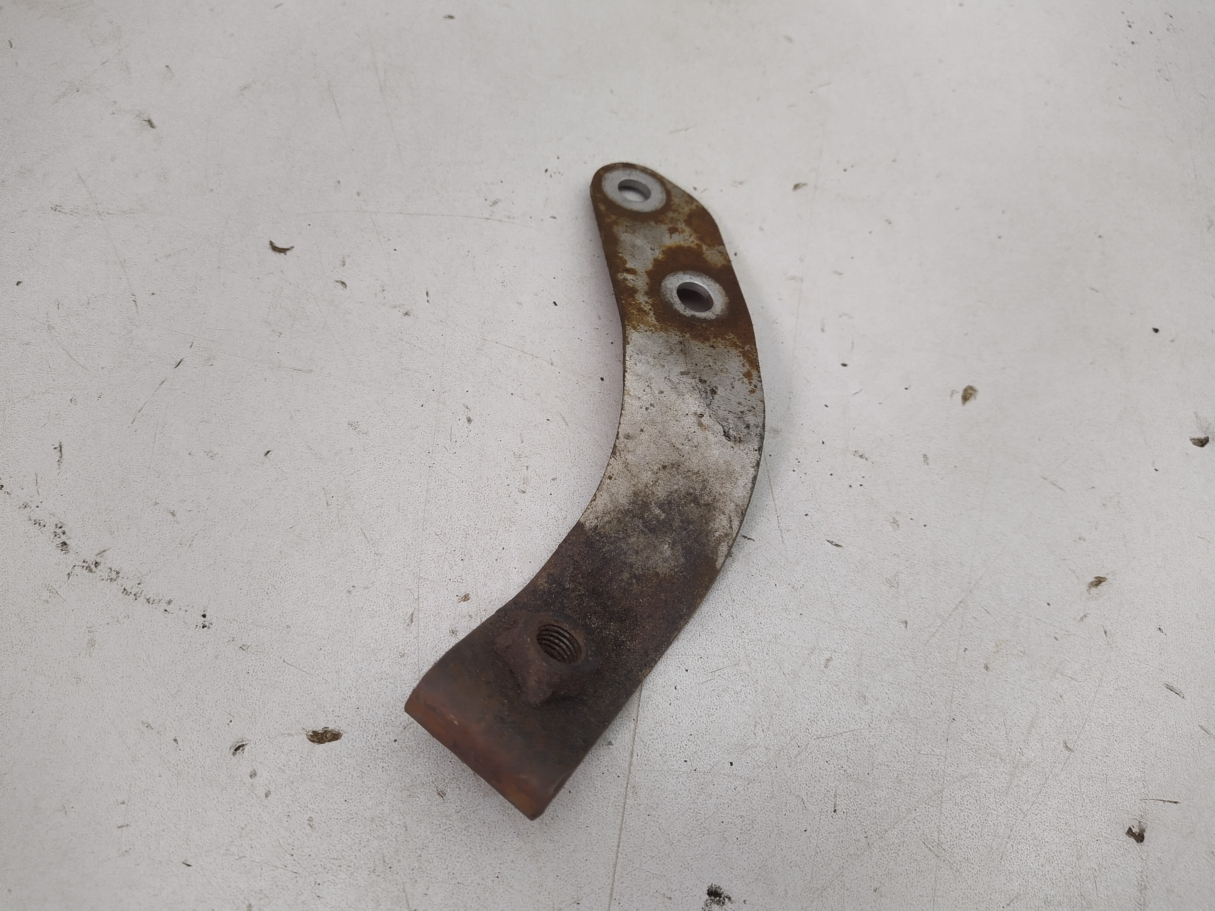 Auspuffhalter am Getriebe von einen Subaru Impreza GT GC8 GF8
