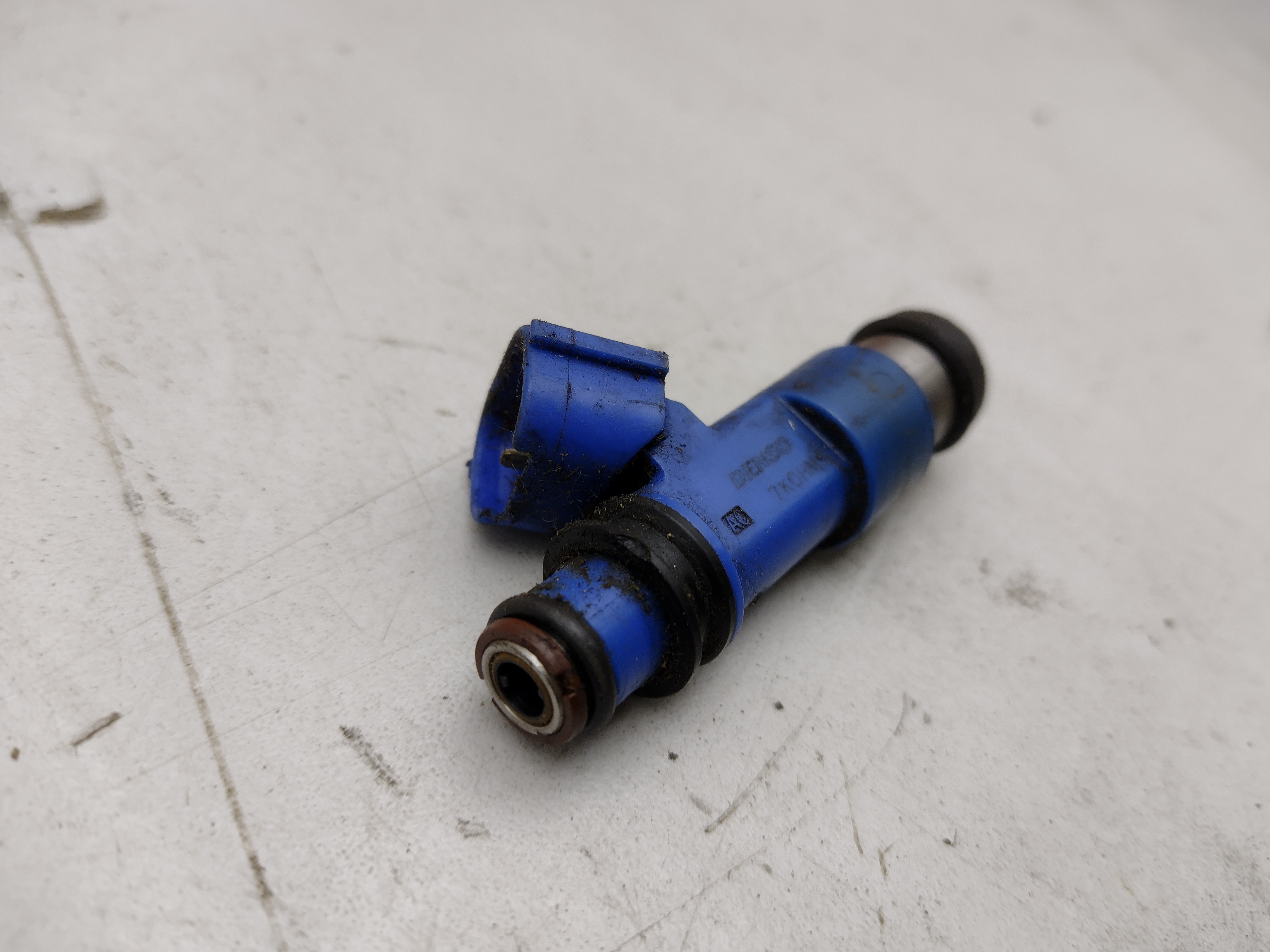 blaue Einspritzdüse von Subaru Impreza WRX GD GG Newage Turbo 
