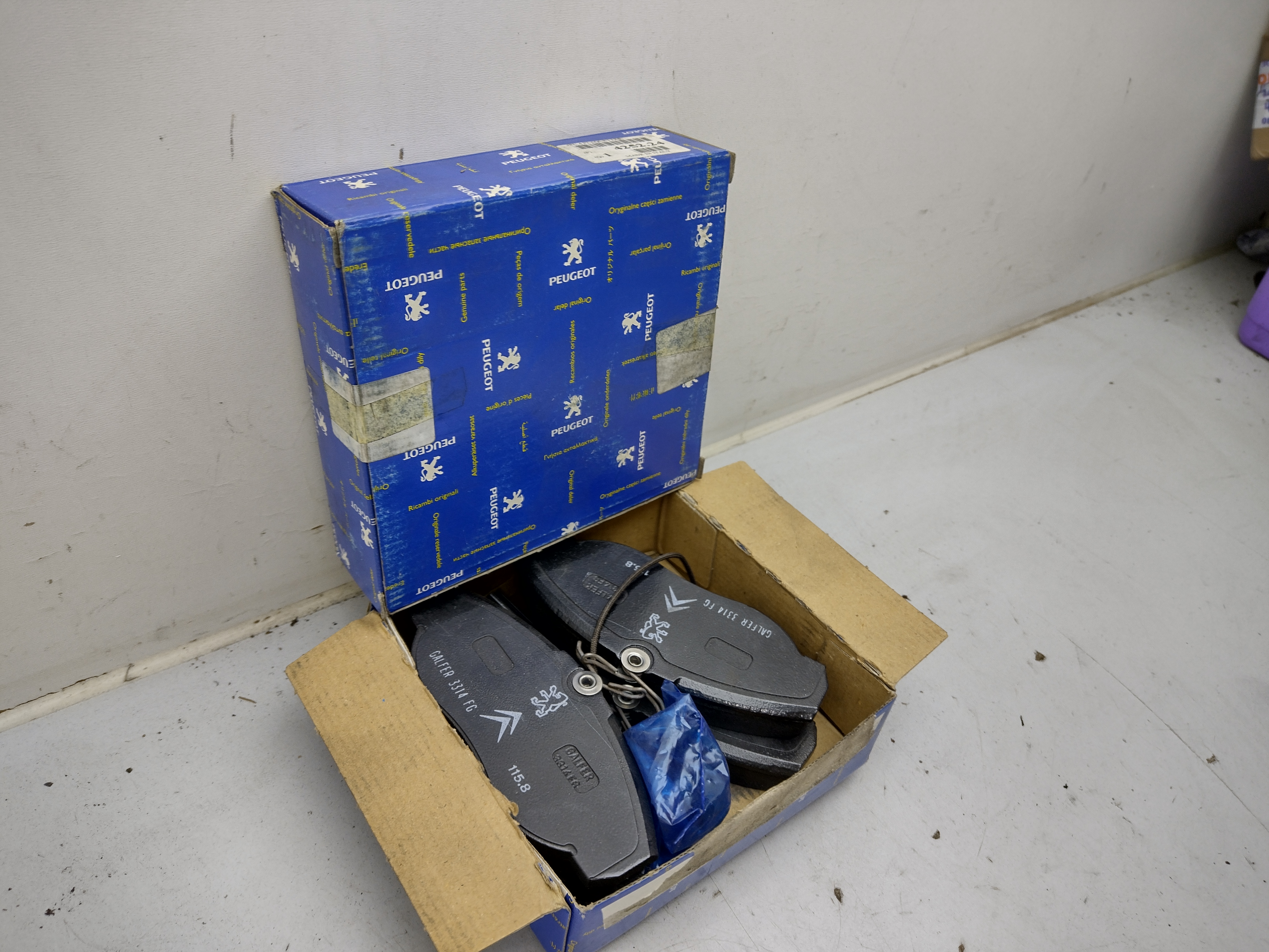 Fiat Ducato Peugeot Boxer Bremsbeläge vorne 425224 NOS NEW OEM