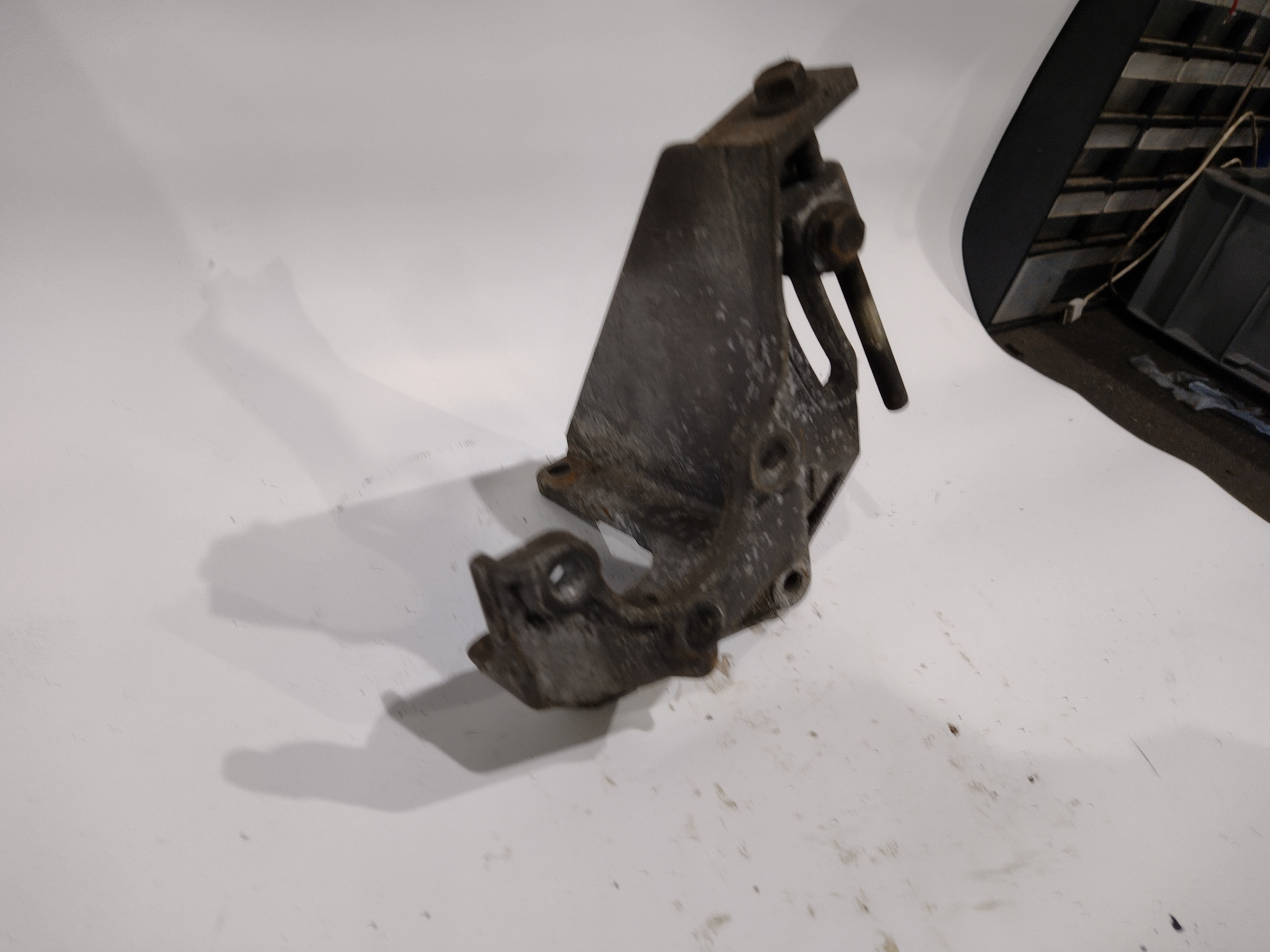 Halter Servopumpe Riemenspanner für Subaru Legacy BD BG 2.0l EJ20 85 KW 116 PS