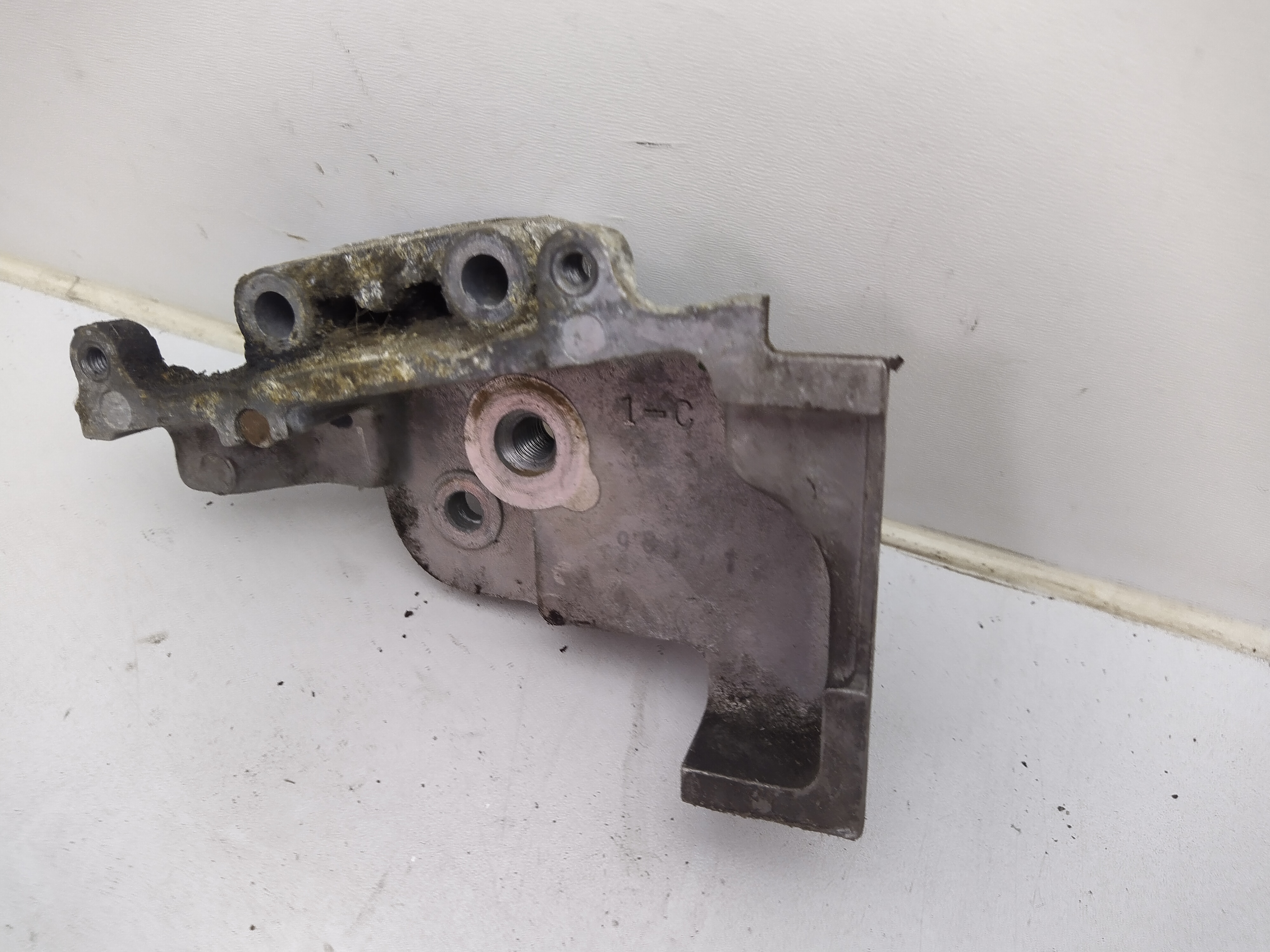 Halter für Zahnriemenspanner Variante 5 passend für Subaru EJ20 EJ22 EJ25