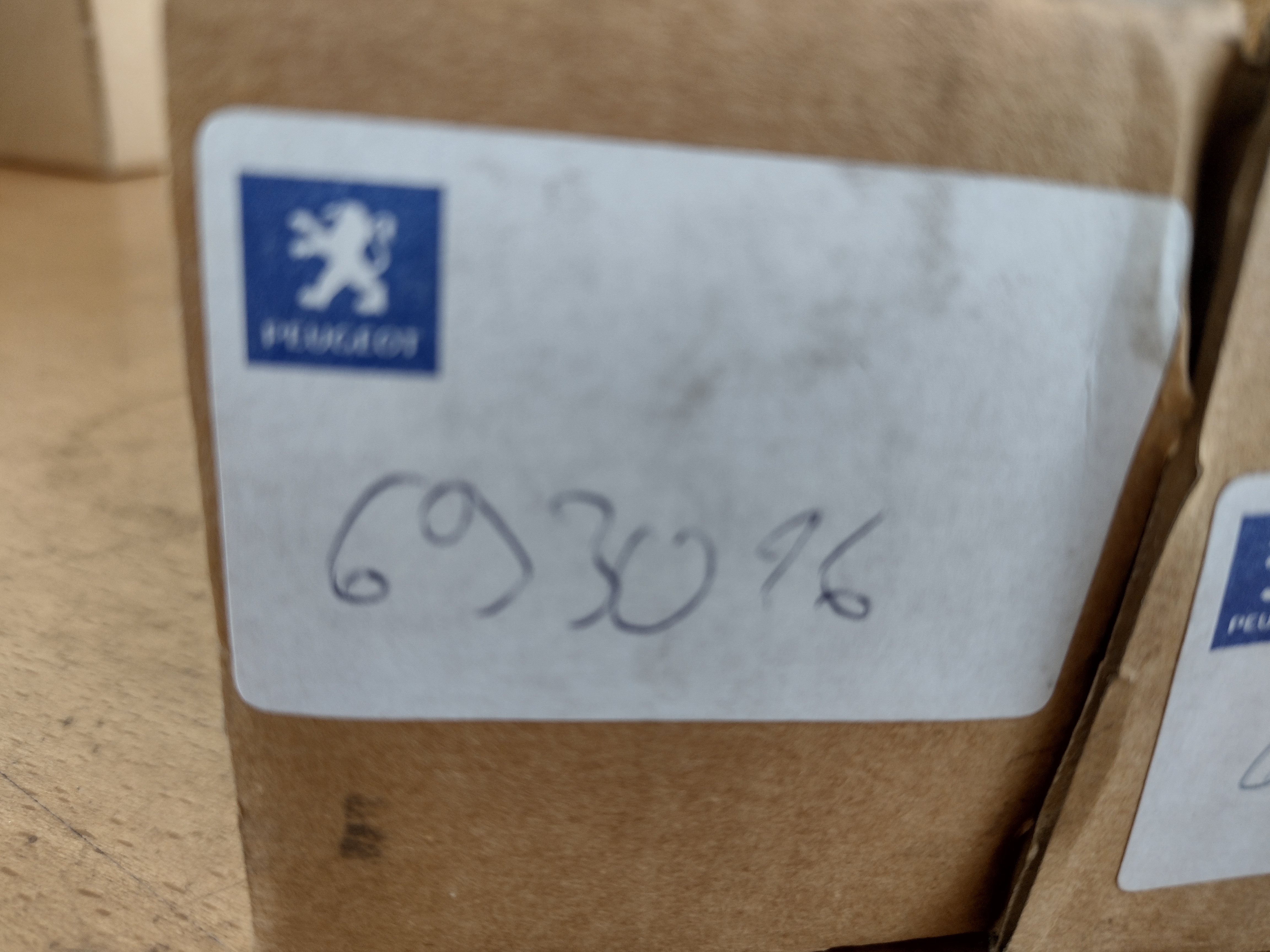 Peugeot / Citroen Stehbolzen M8x125 693016 NEU NOS NEW OEM