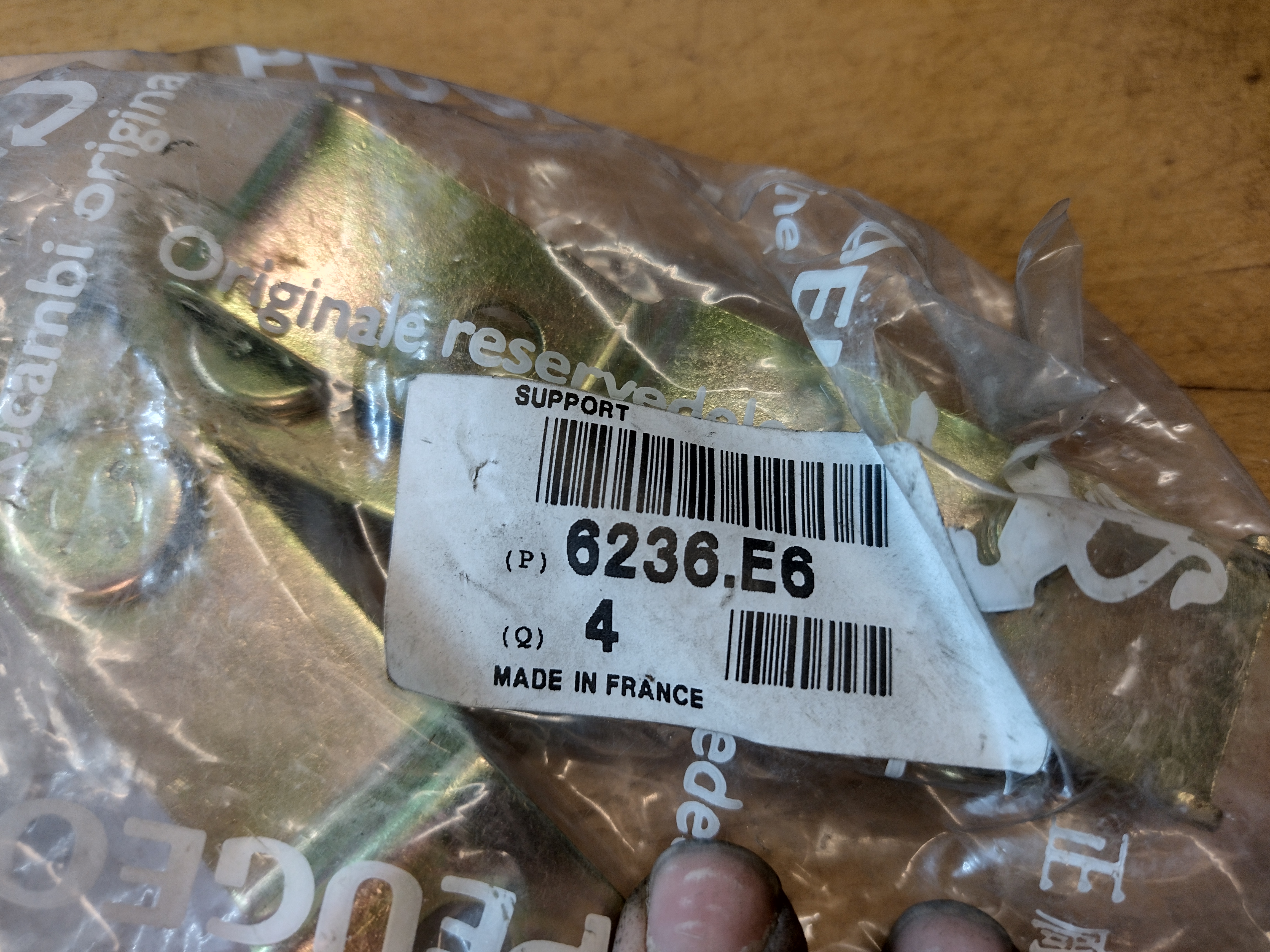 Peugeot / Citroen Halter 6236E6 NEU NOS NEW OEM