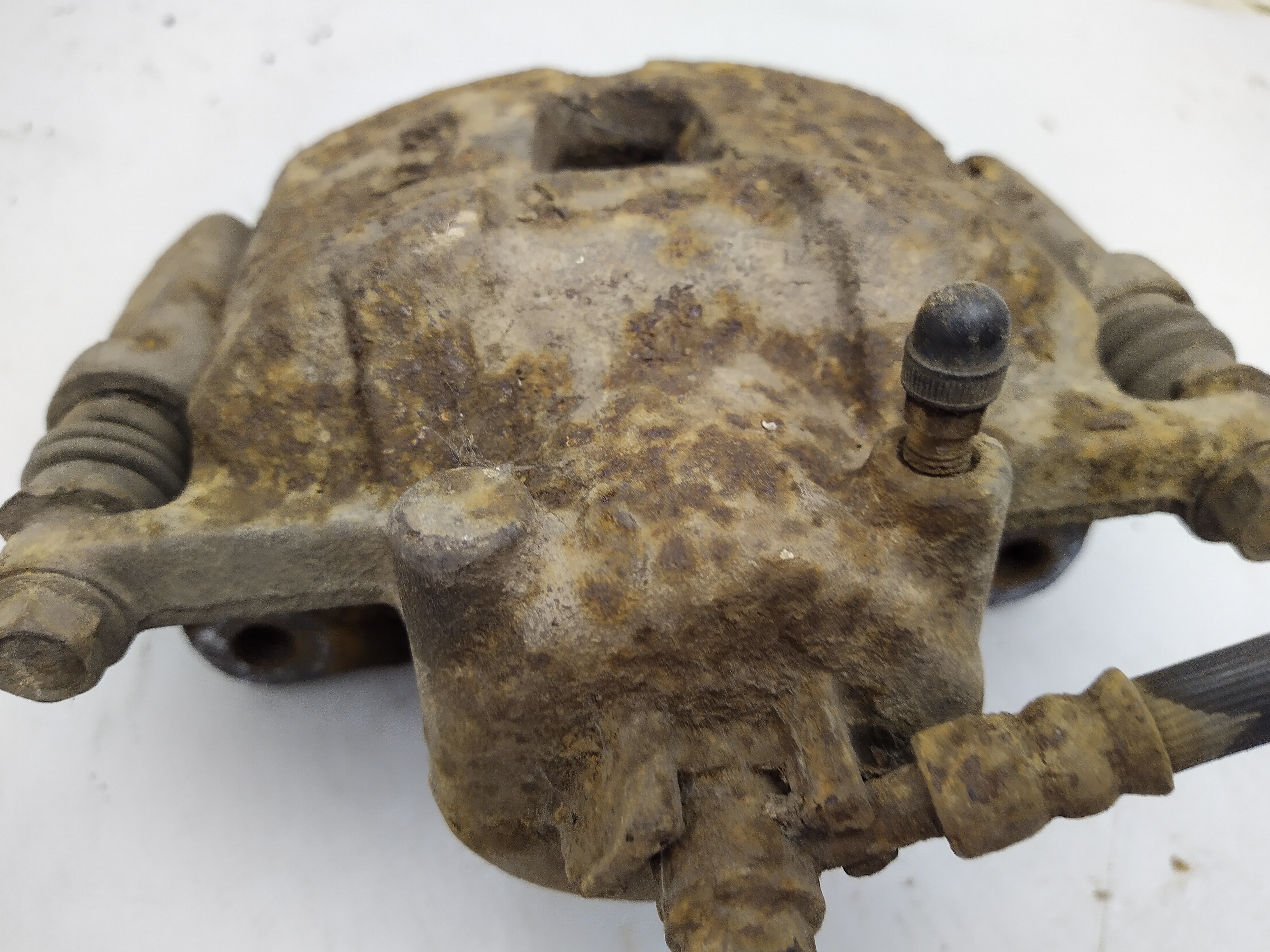 Bremssattel mit Halter vorne links von Subaru Legacy 3 BE BH  Outback BE BH