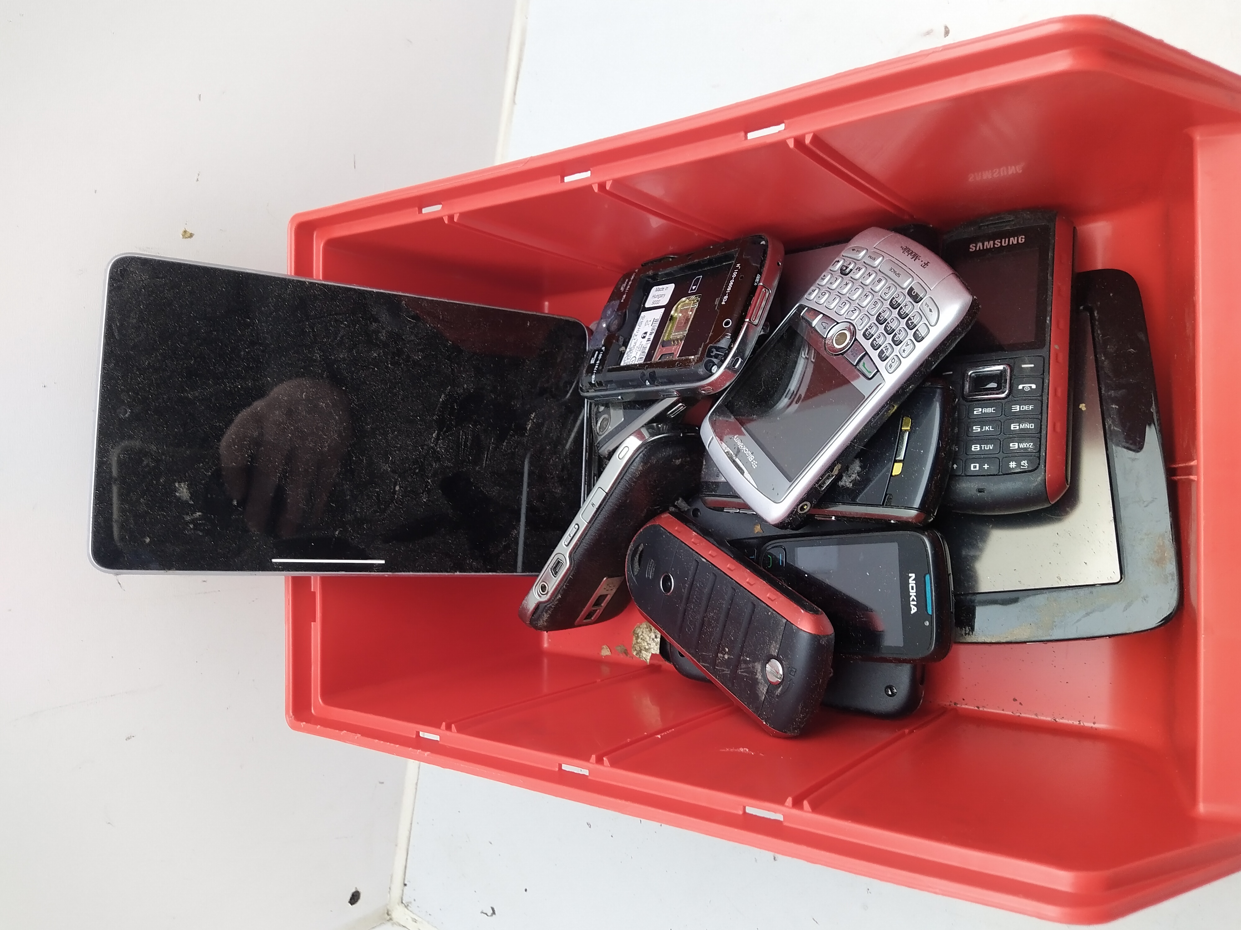 Sammlung defekter Handy / Tablet / Navi