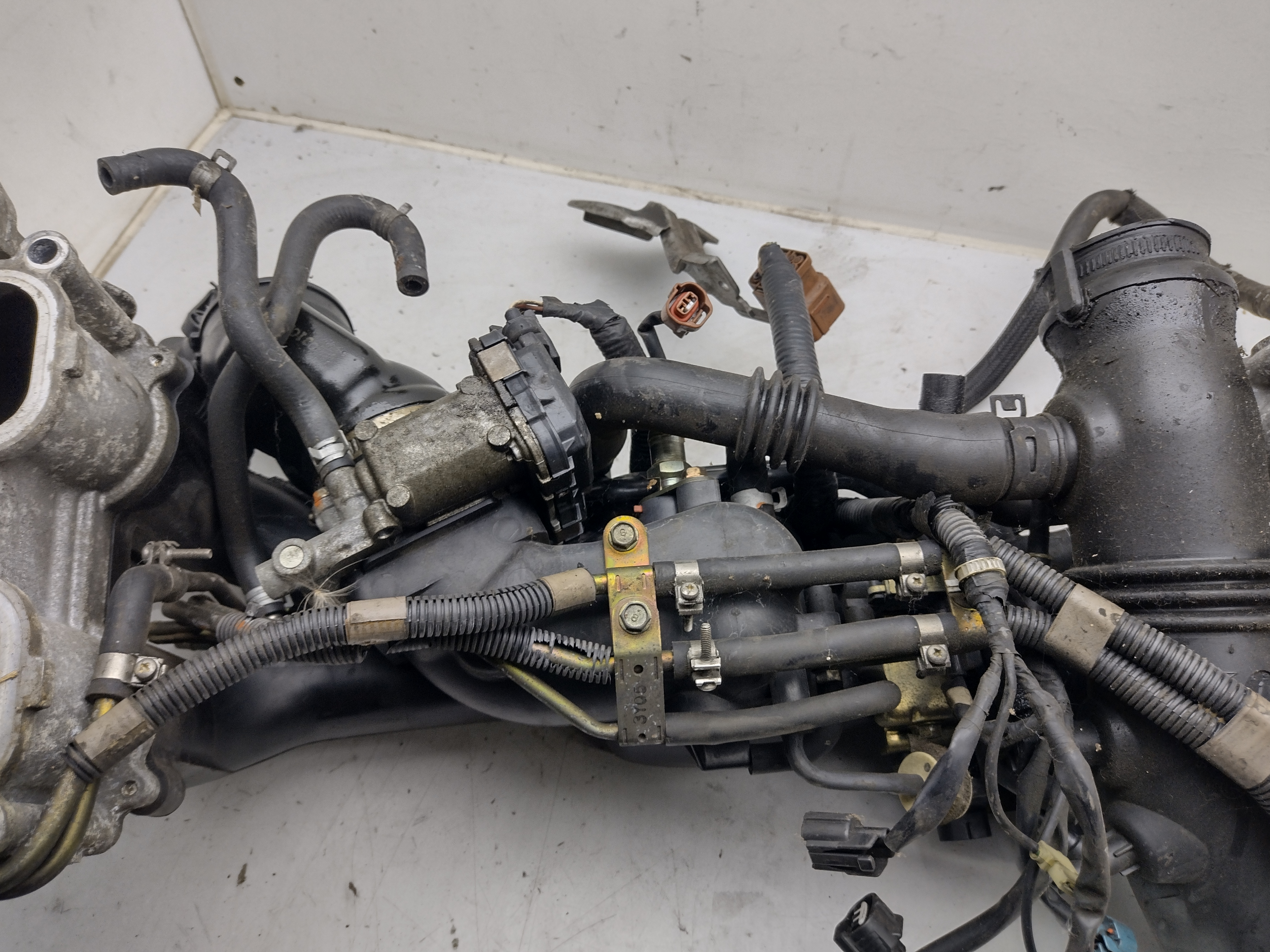 Ansaugbrücke mit Drosselklappe, Inlet pipe, Einspritzdüsen, Kabelbaum von Subaru Legacy Turbo EJ20X