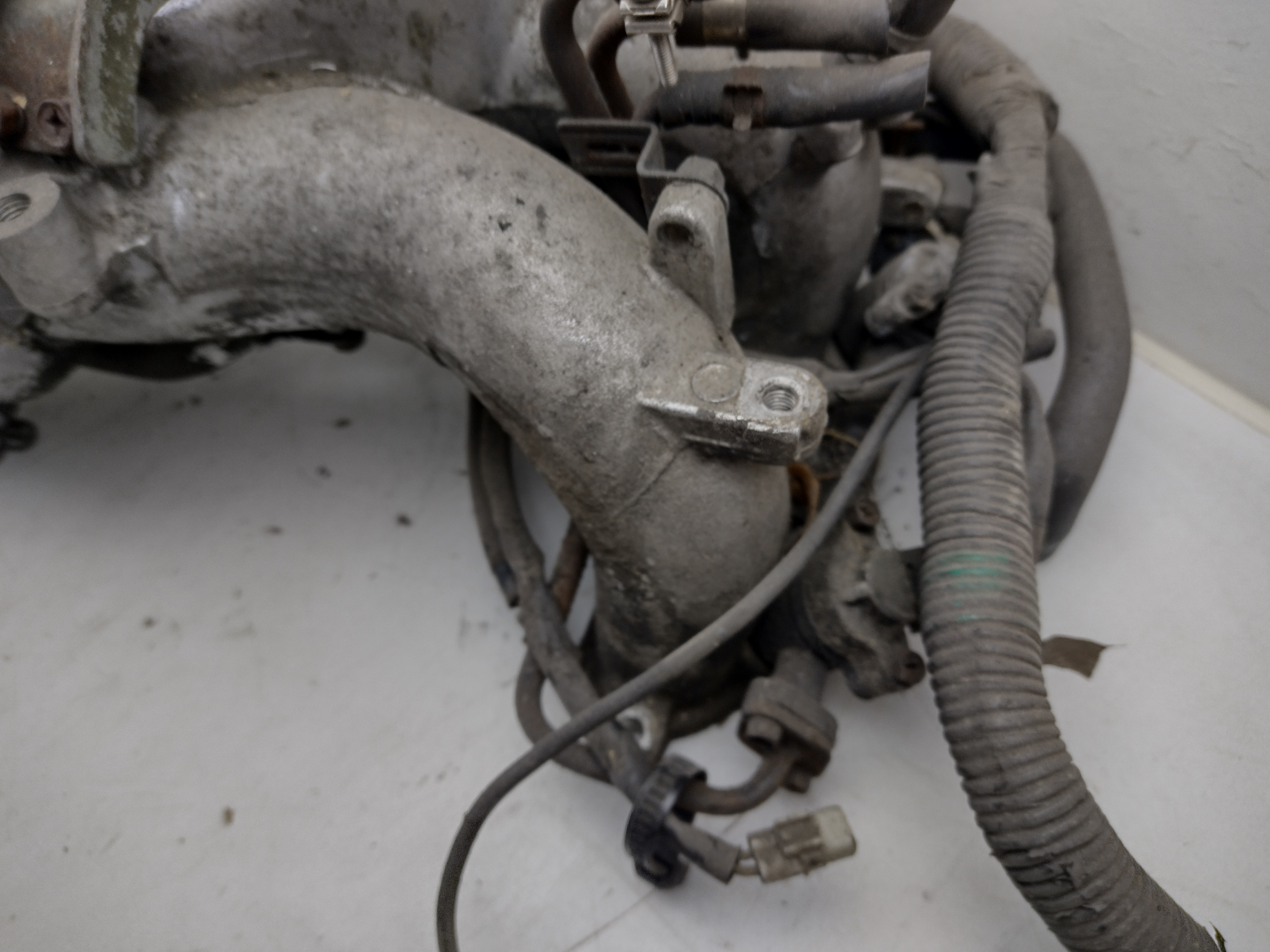 Ansaugbrücke mit Einspritzdüsen, Drosselklappe und Leerlaufregelregler von Subaru Legacy Turbo BC BJF 200 PS