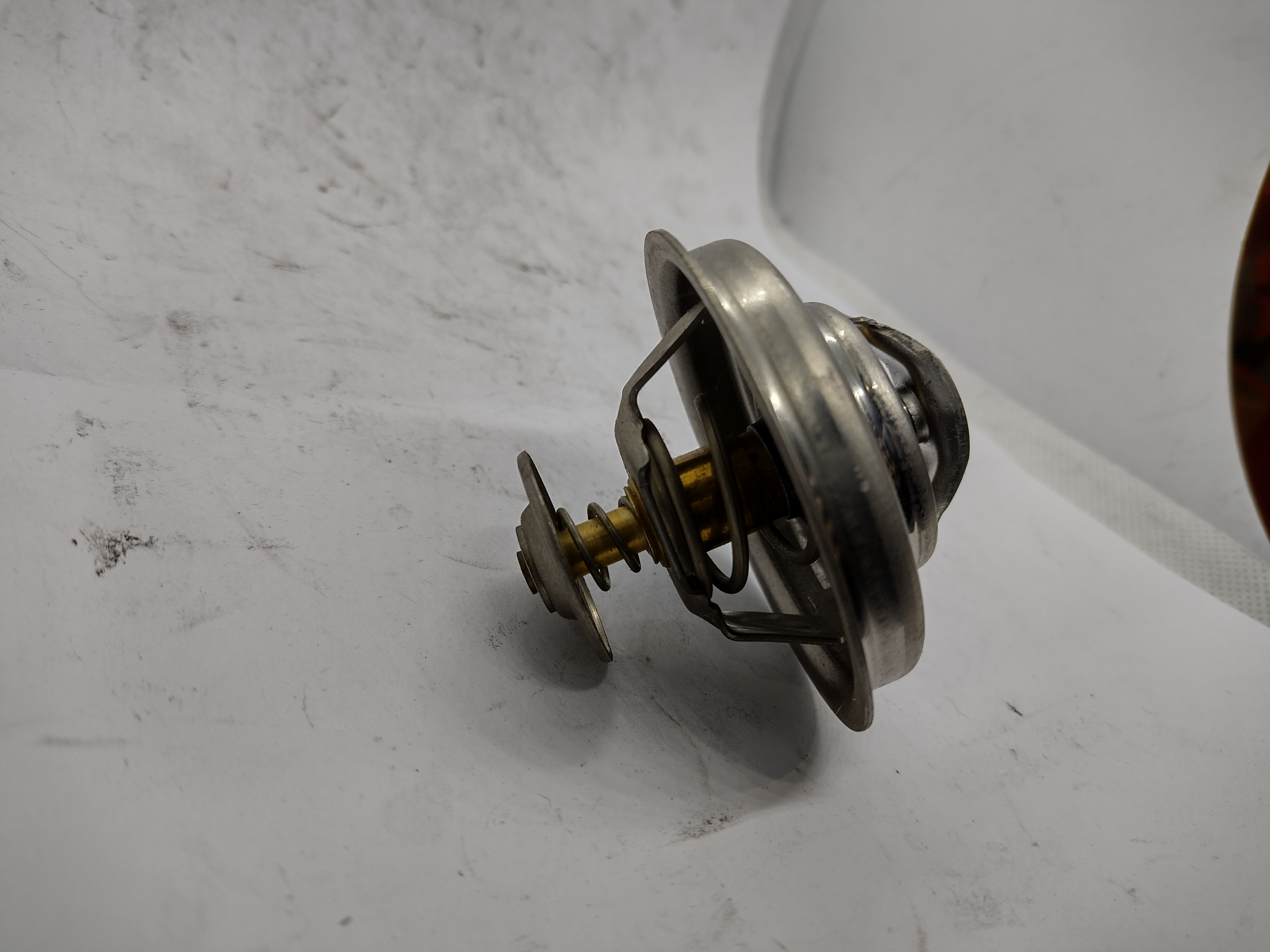 Peugeot / Citroen 83°C Thermostat 133825 NEU NOS NEW