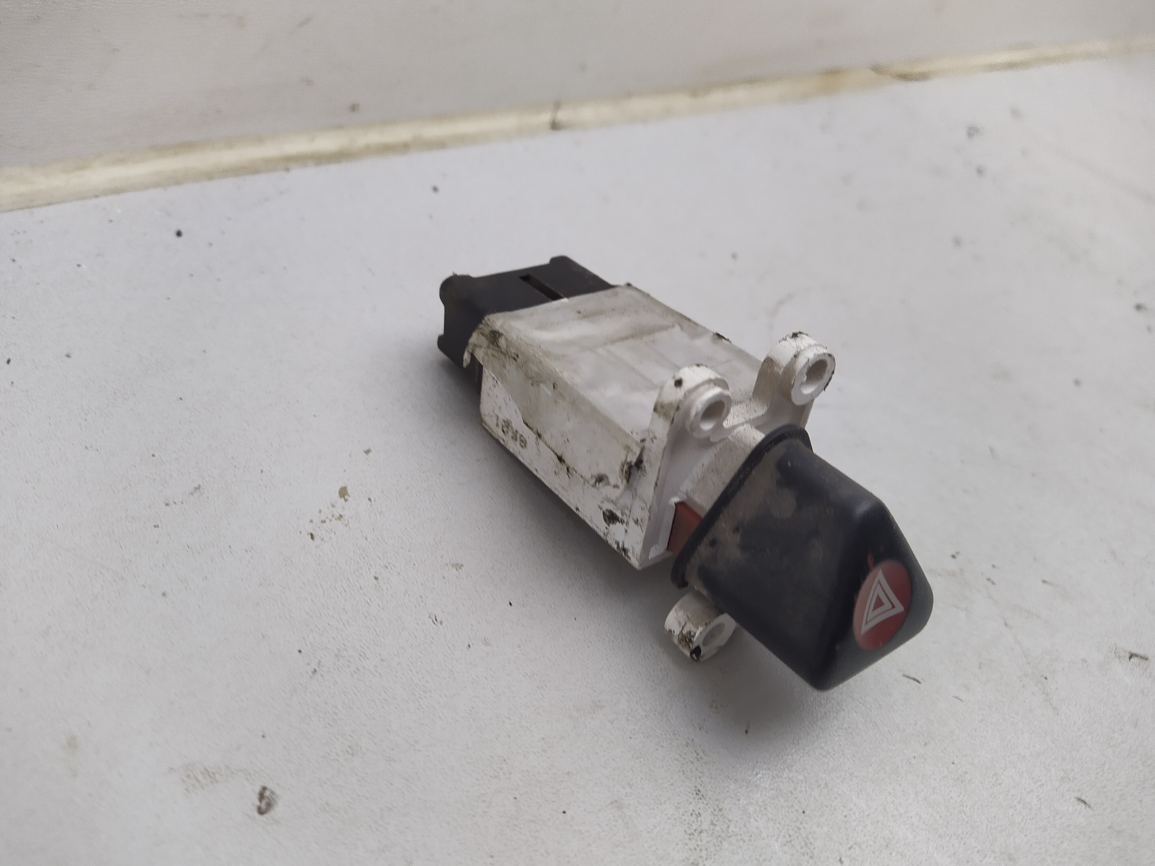 Subaru Legacy 2 BD BG Schalter Warnblinkanlage Warnblinker