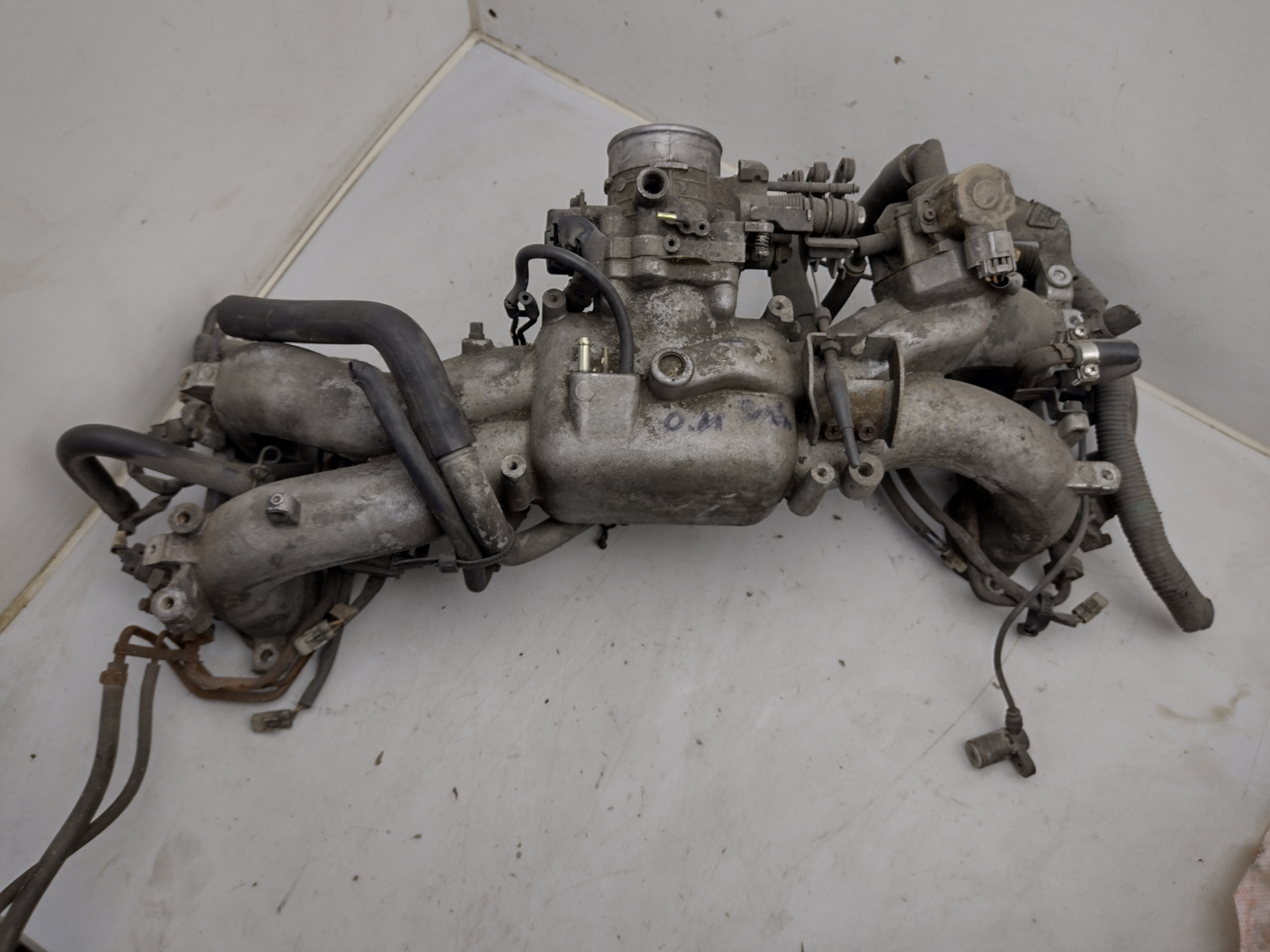 Ansaugbrücke mit Einspritzdüsen, Drosselklappe und Leerlaufregelregler von Subaru Legacy Turbo BC BJF 200 PS
