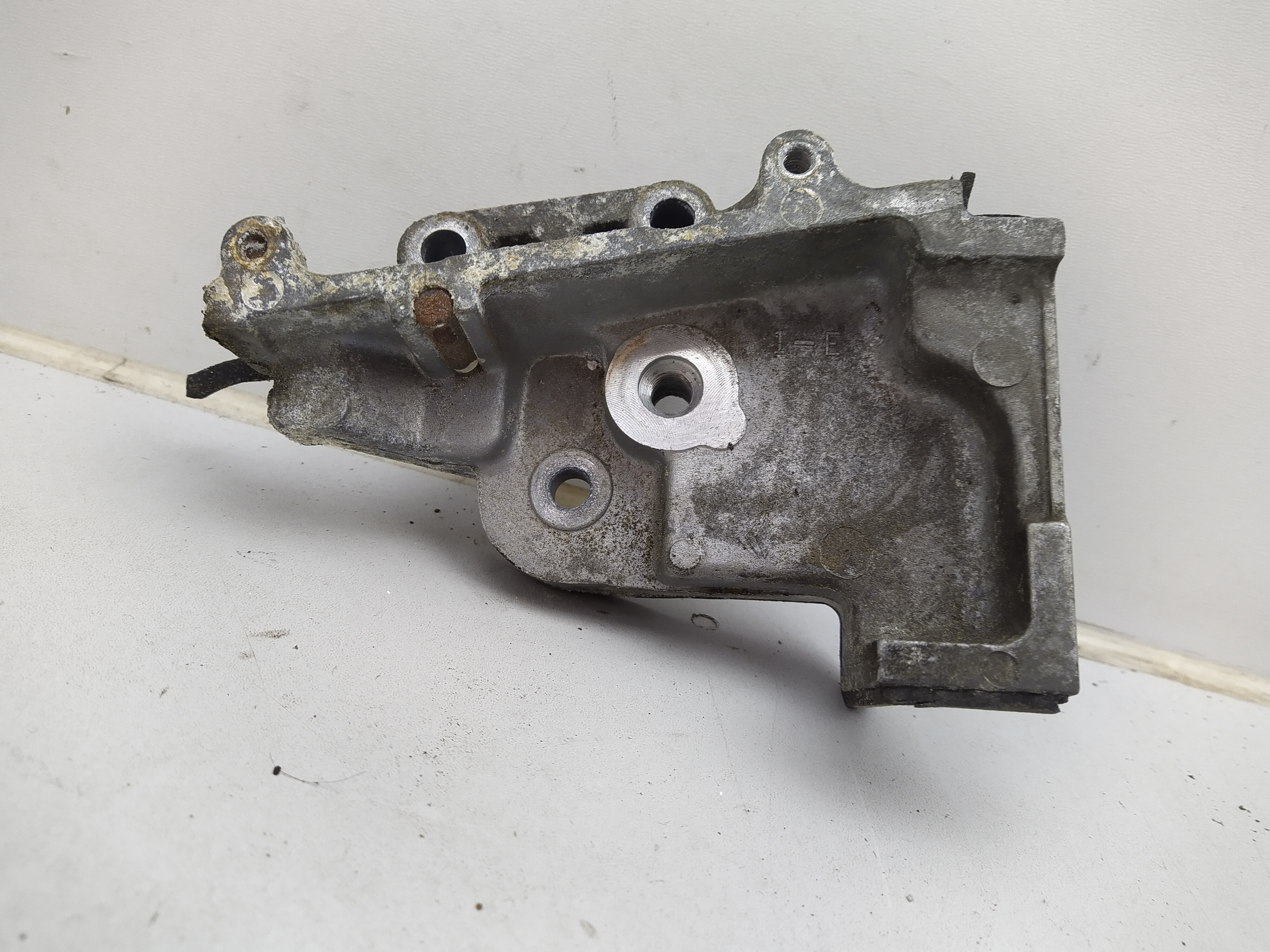 Halter für Zahnriemenspanner Variante 2 passend für Subaru EJ20 EJ22 EJ25