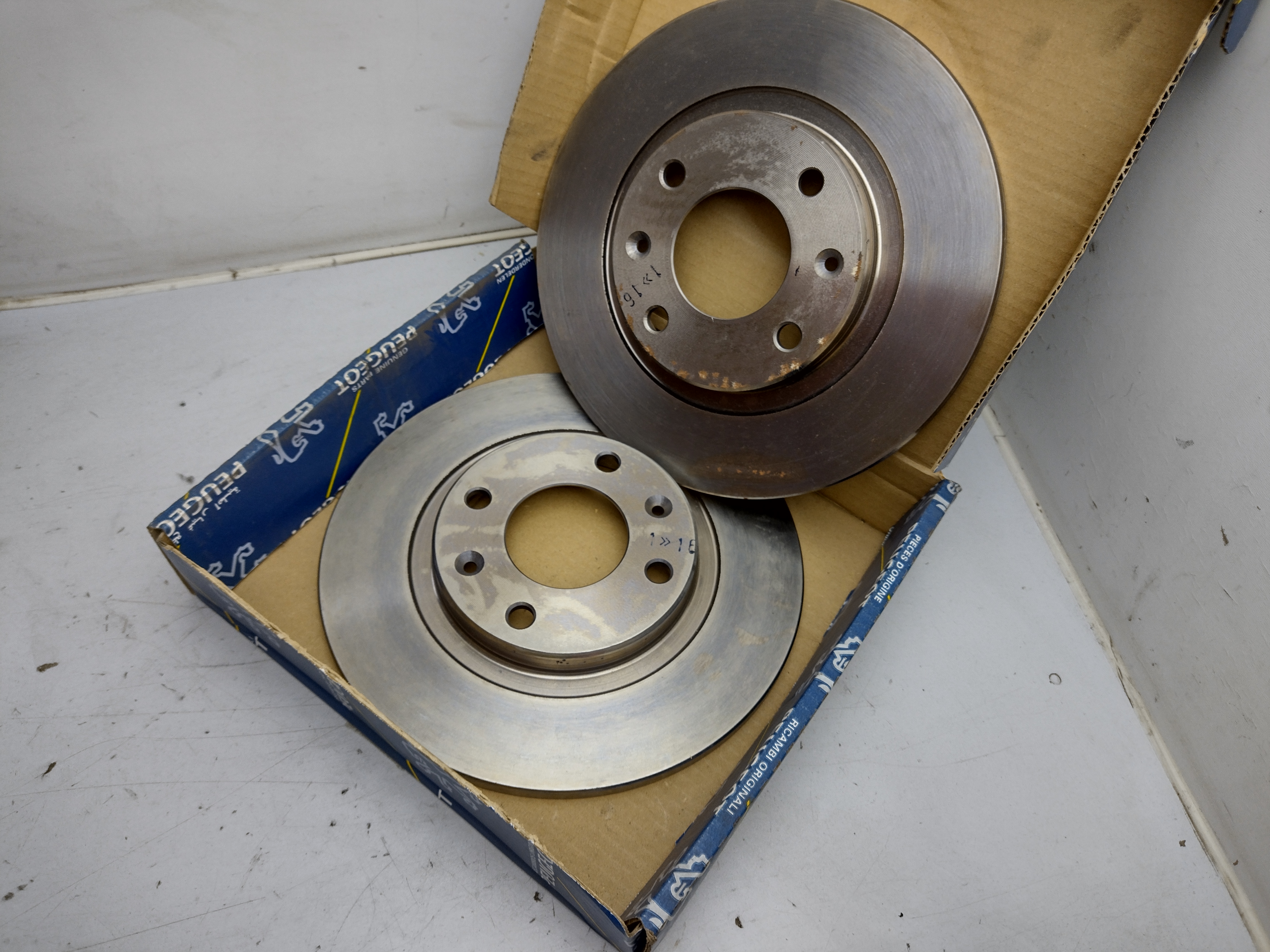 Peugeot 305 405 / Citroen BX Bremsscheibensatz vorne 4246A9 NOS NEW OEM