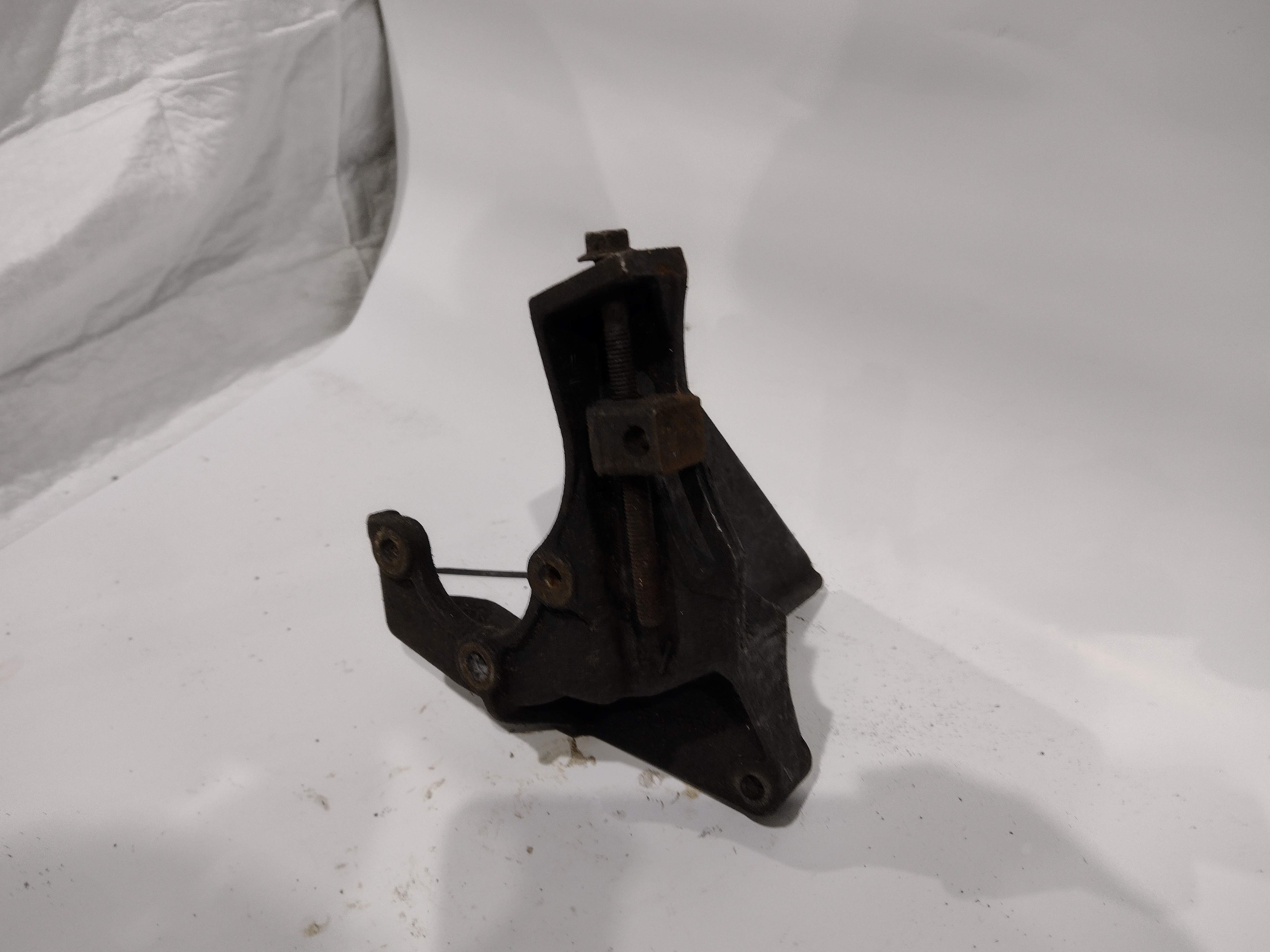 Halter Servopumpe Riemenspanner für Subaru Legacy BD BG 2.2l EJ22 100 kW/136 PS