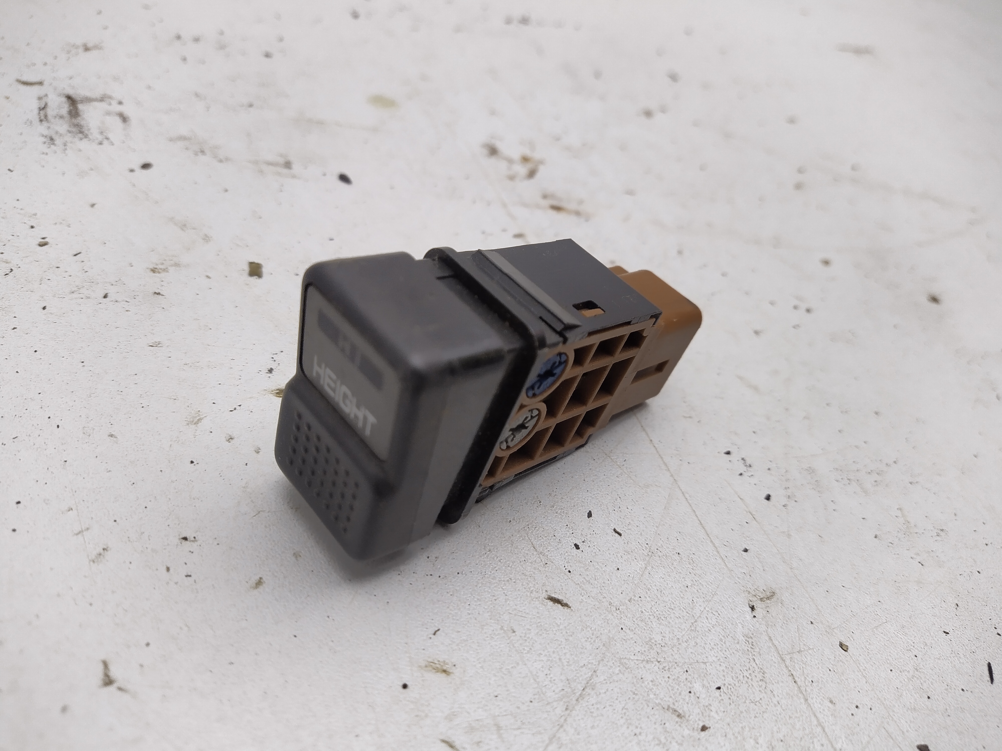 HEIGHT Schalter vom Luftfahrwerk von einen Subaru Legacy 1 BJF