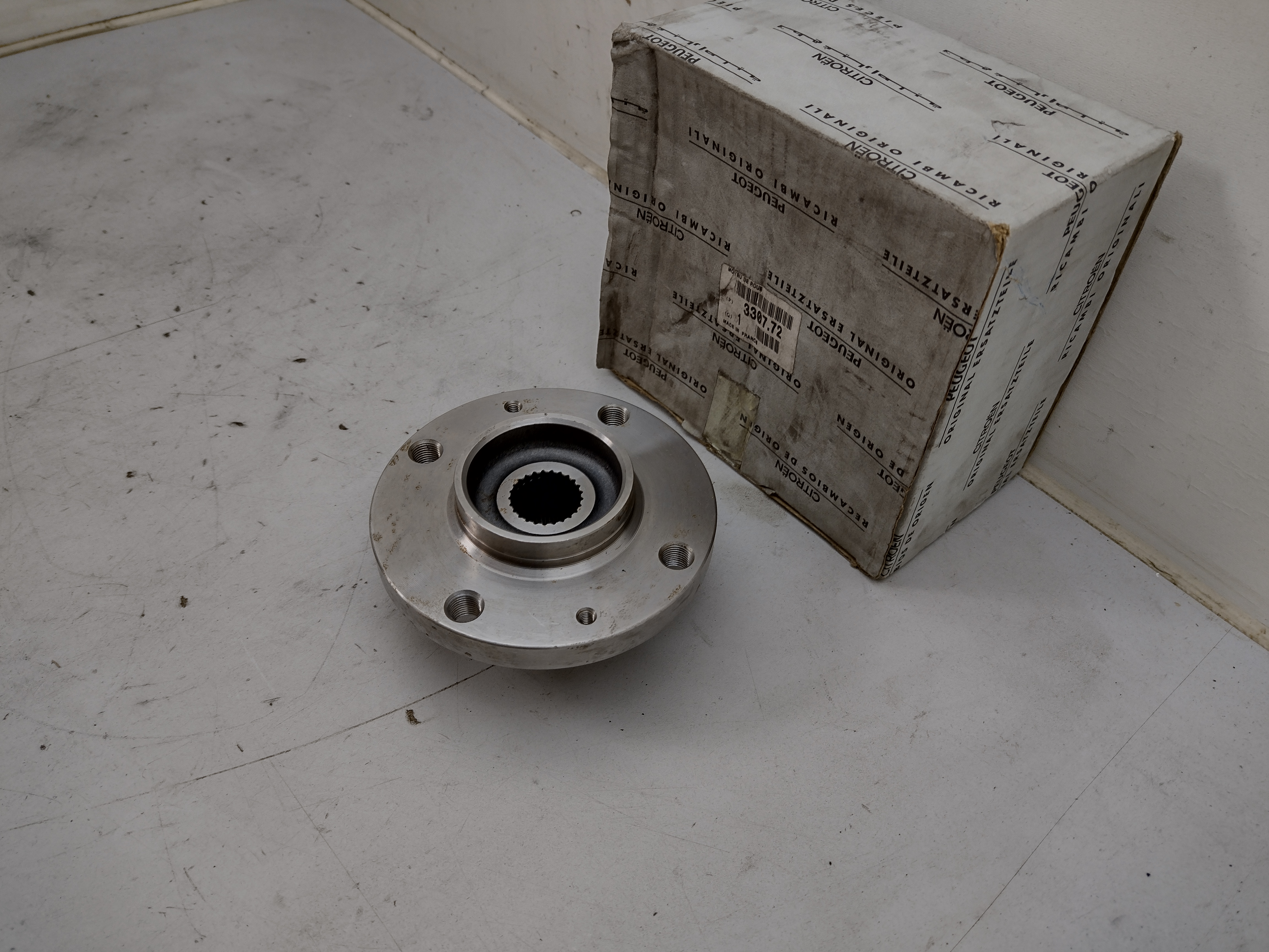 Peugeot / Citroen RADNABE VORN 330772 NOS NEW OEM