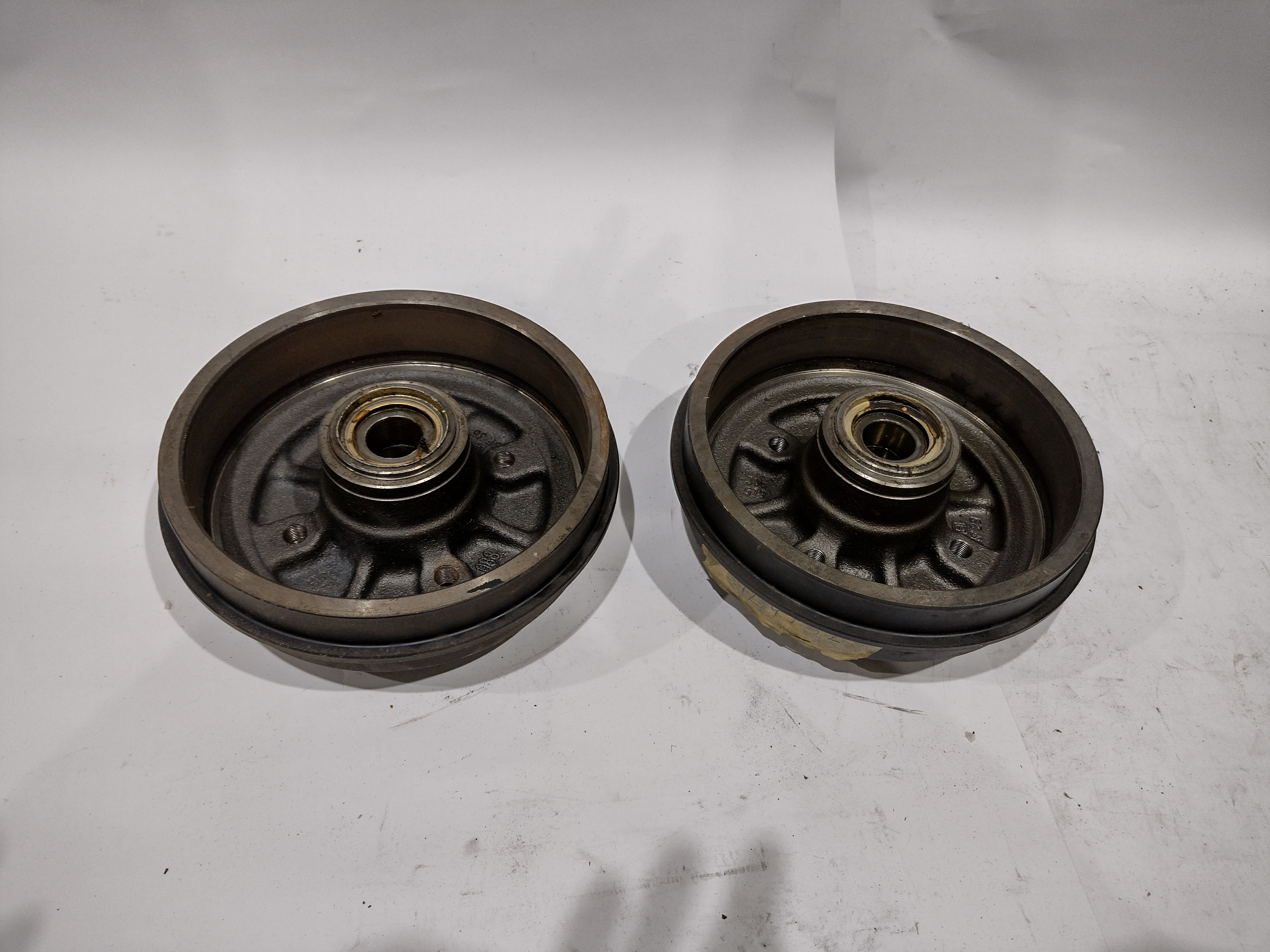Peugeot / Citroen Satz Bremstrommel (Bendix/Bosch/Girling) 424732 NEU NOS NEW