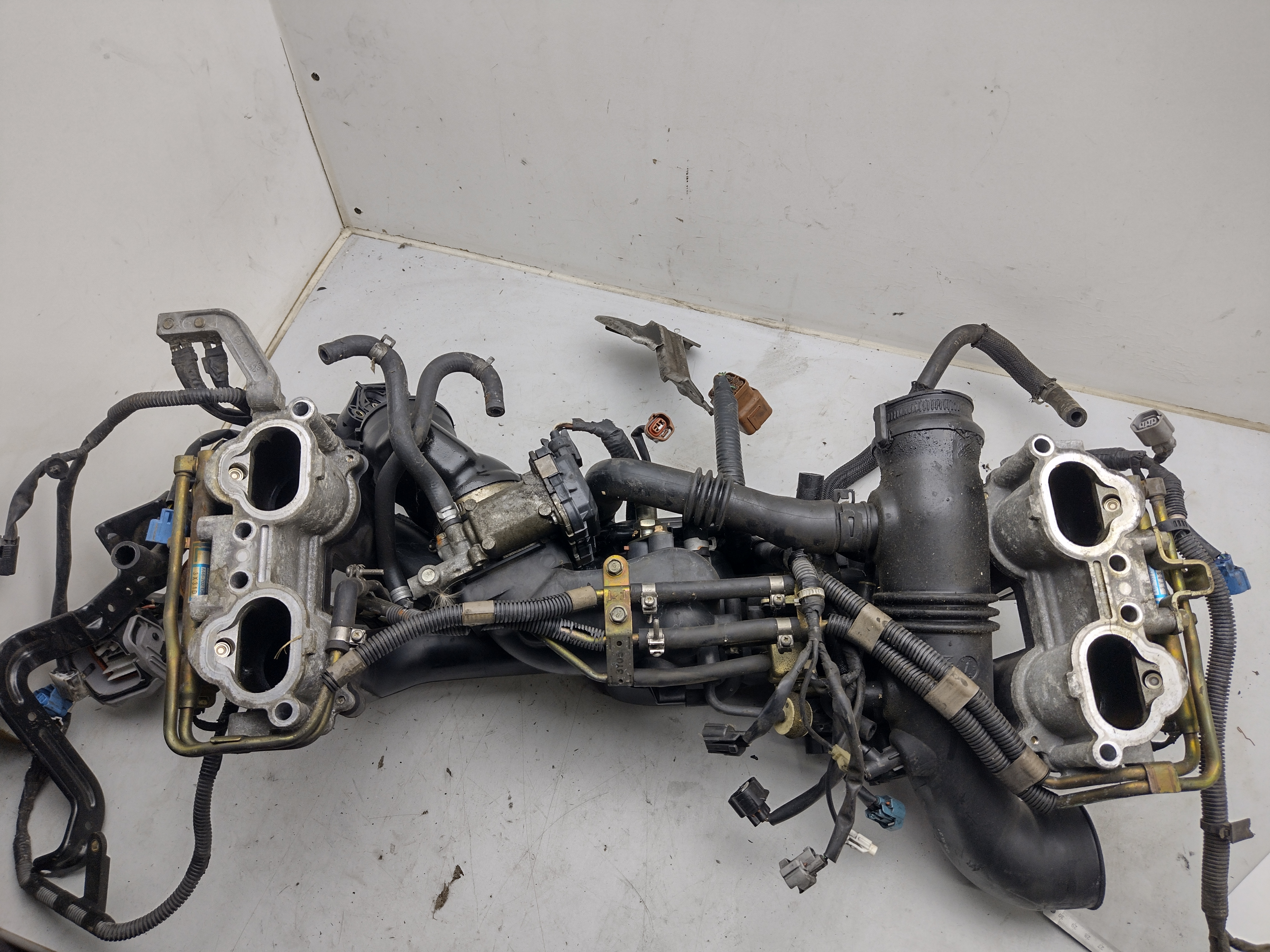 Ansaugbrücke mit Drosselklappe, Inlet pipe, Einspritzdüsen, Kabelbaum von Subaru Legacy Turbo EJ20X