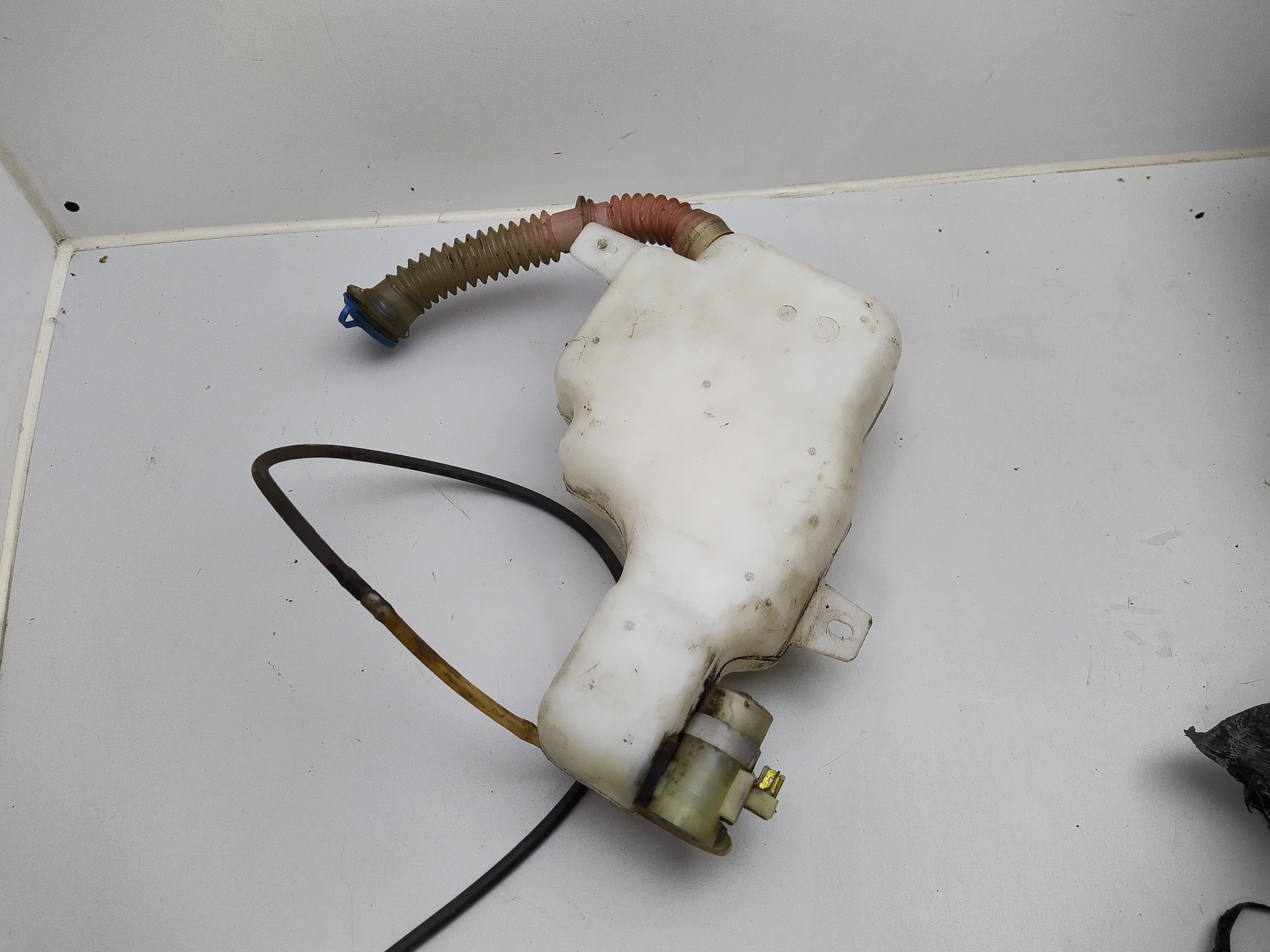 Subaru Legacy I 2,0 BJF 4WD Wischwasserbehälter hinten mit Pumpe