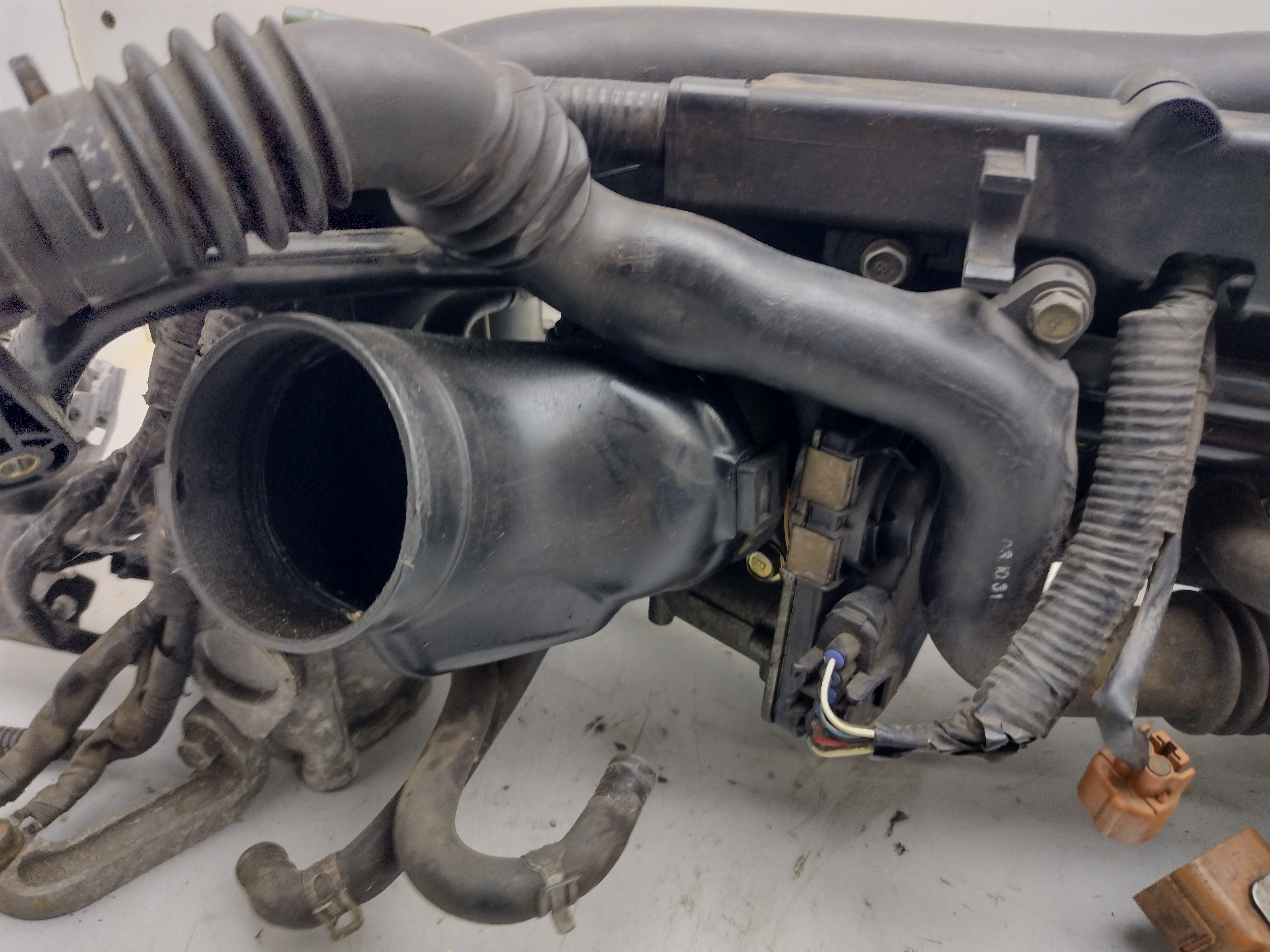 Ansaugbrücke mit Drosselklappe, Inlet pipe, Einspritzdüsen, Kabelbaum von Subaru Legacy Turbo EJ20X