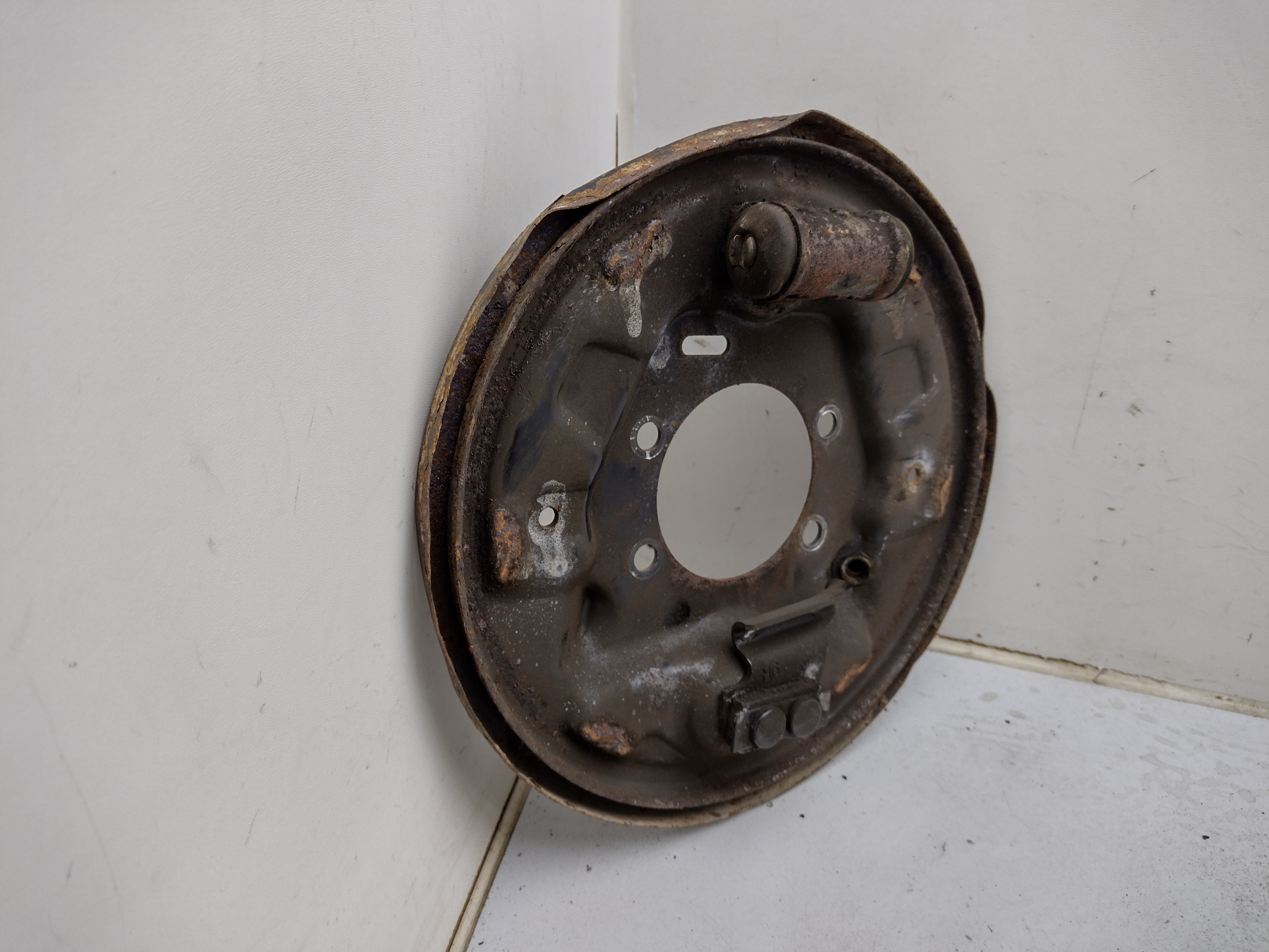 gebrauchtes Ankerblech hinten rechts für Subaru Impreza 1 GC GF Legacy 1 BC BJF ohne ABS