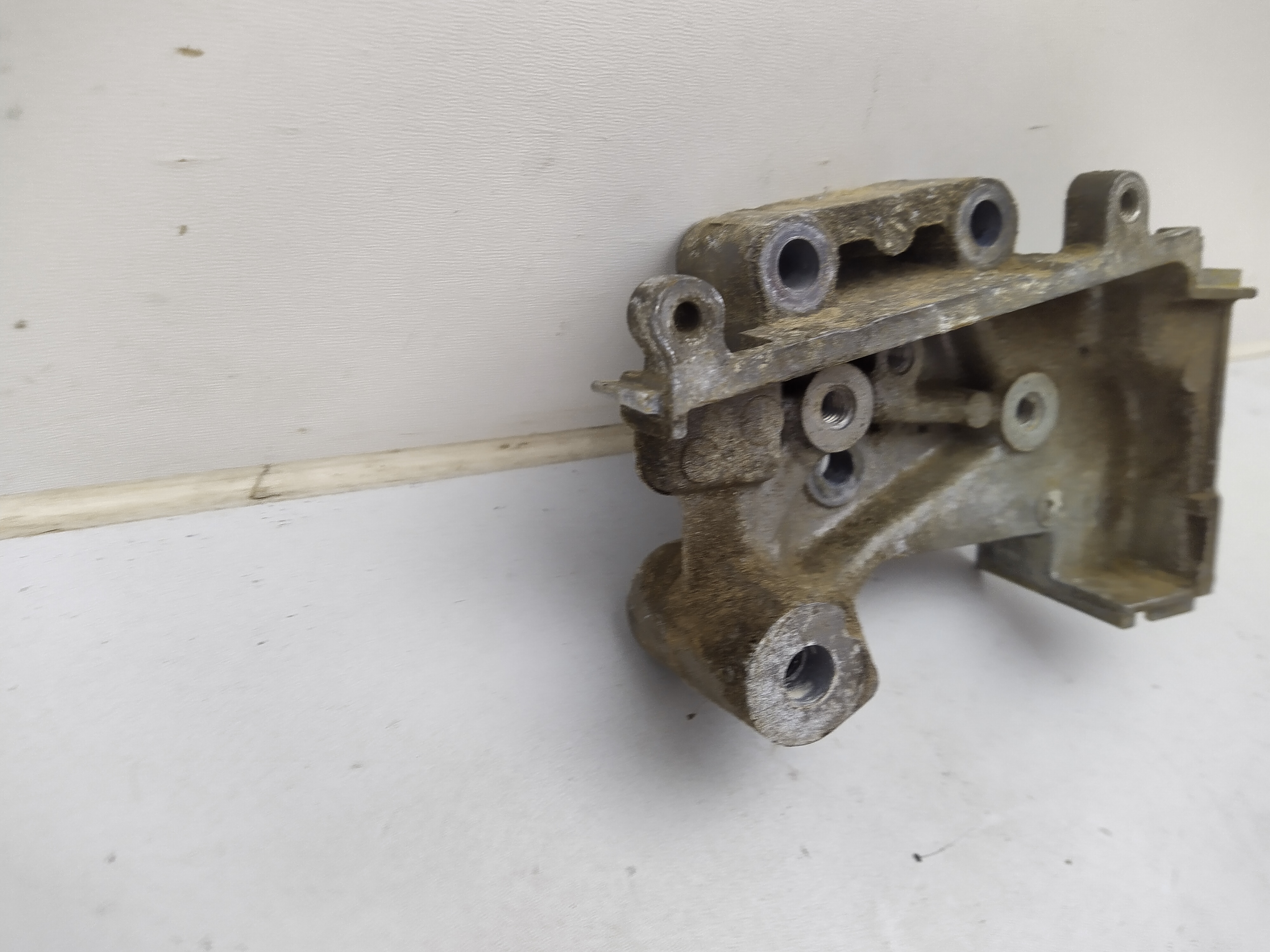 Halter für Zahnriemenspanner Variante 1 passend für Subaru EJ20 EJ22 EJ25