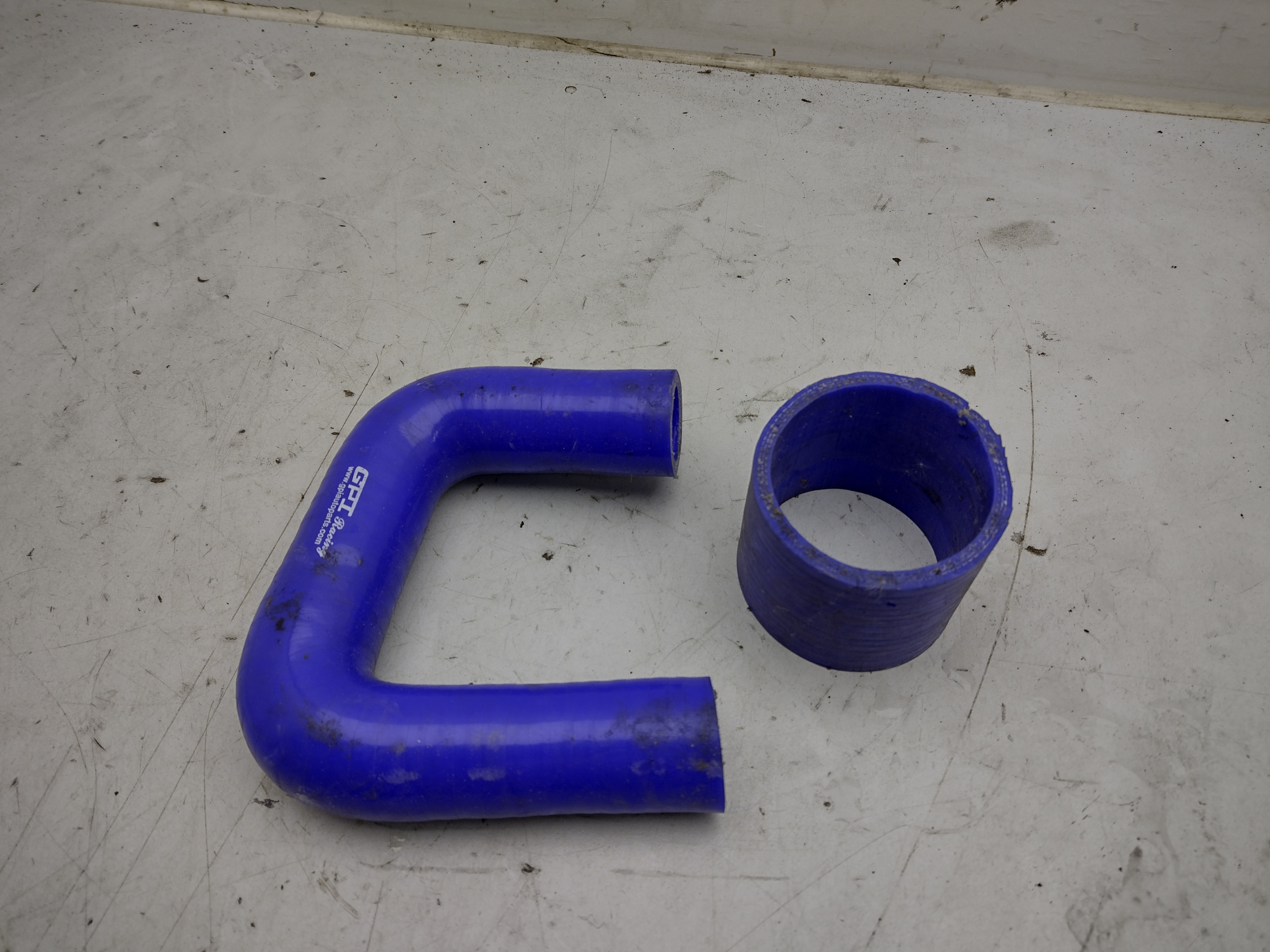 blaue Silikon Schläuche für LLK am Subaru Impreza GT