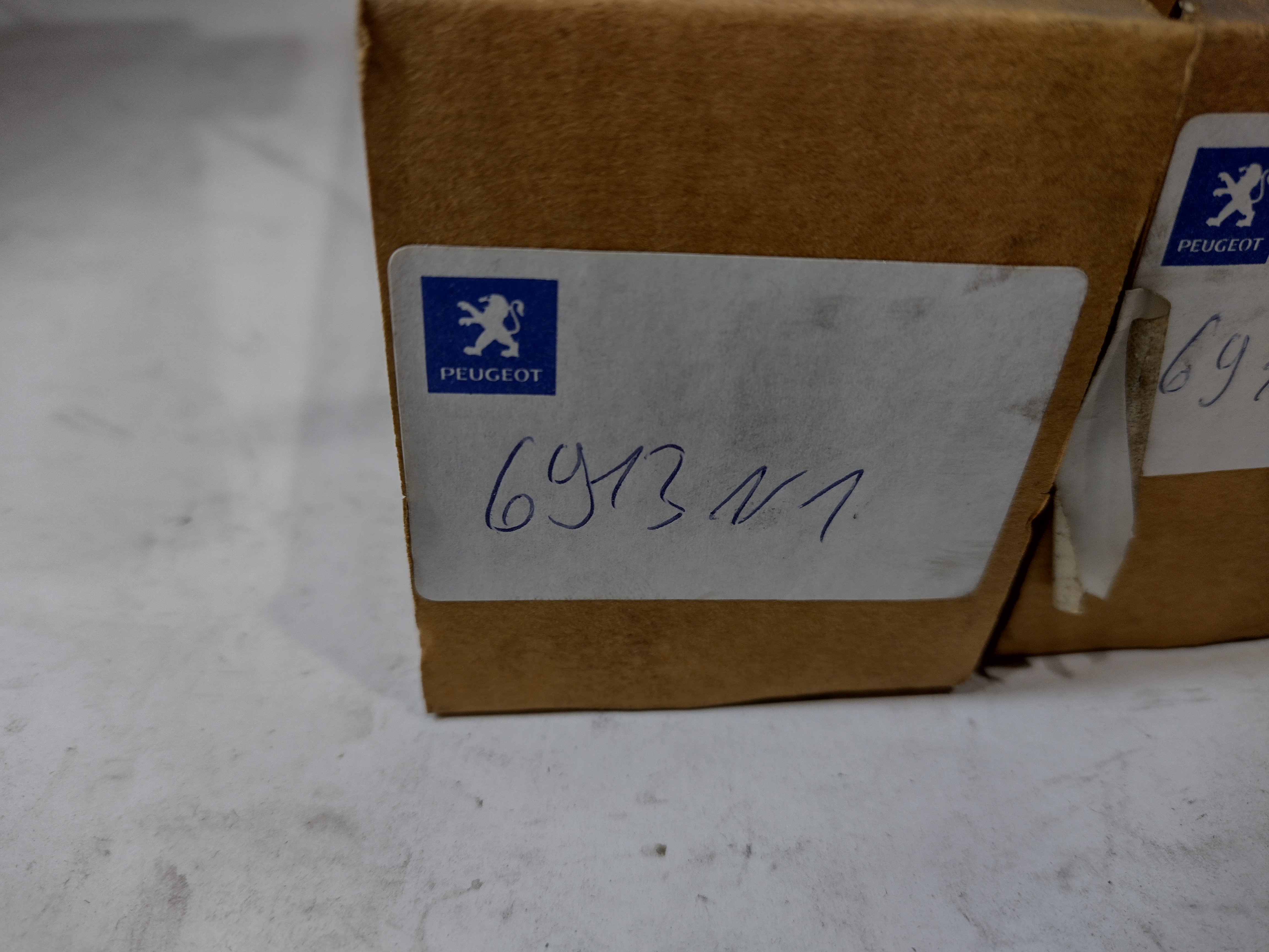 Peugeot / Citroen Schraube Bolzen M10 6913N1 NEU NOS NEW