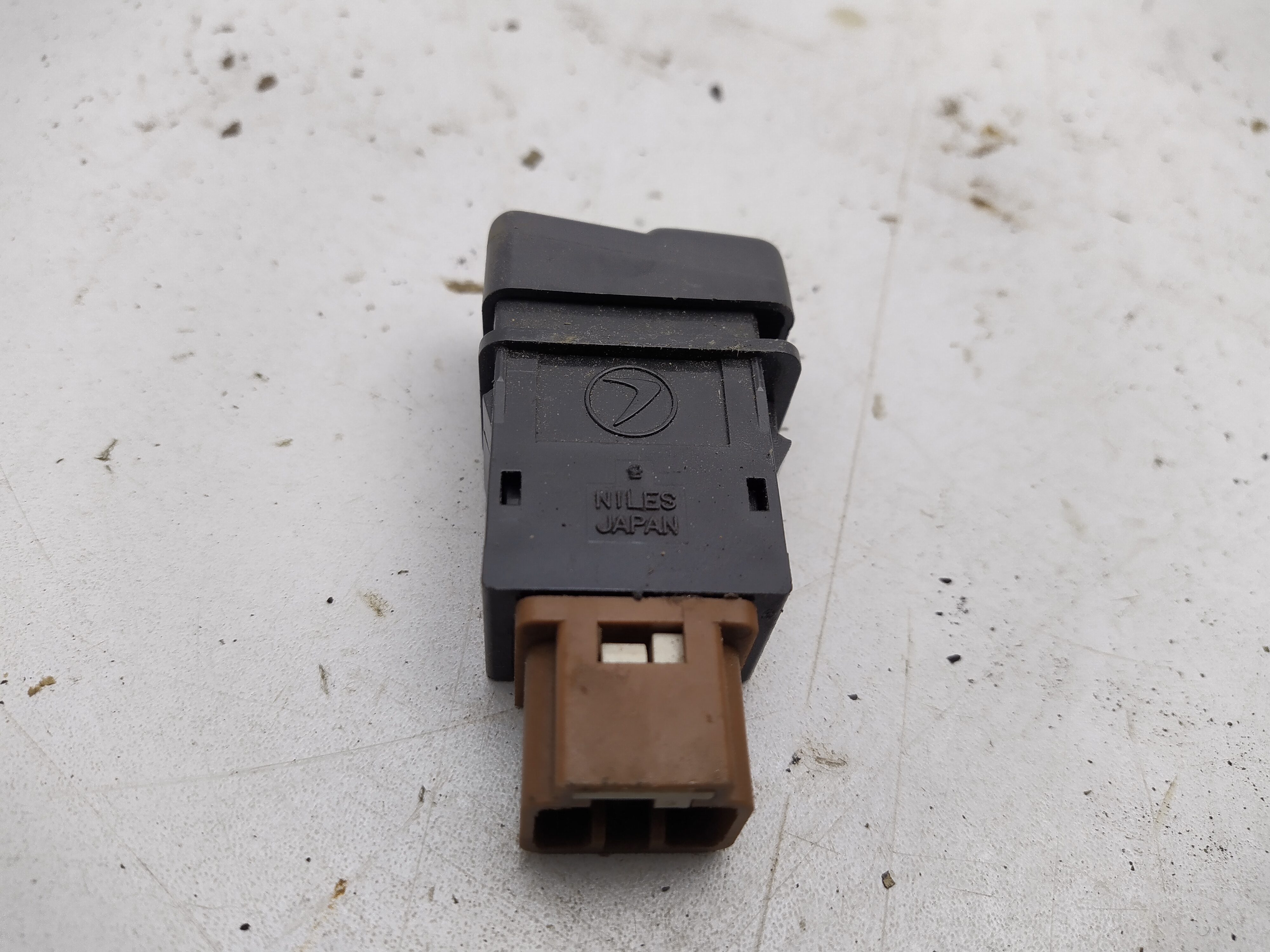 HEIGHT Schalter vom Luftfahrwerk von einen Subaru Legacy 1 BJF