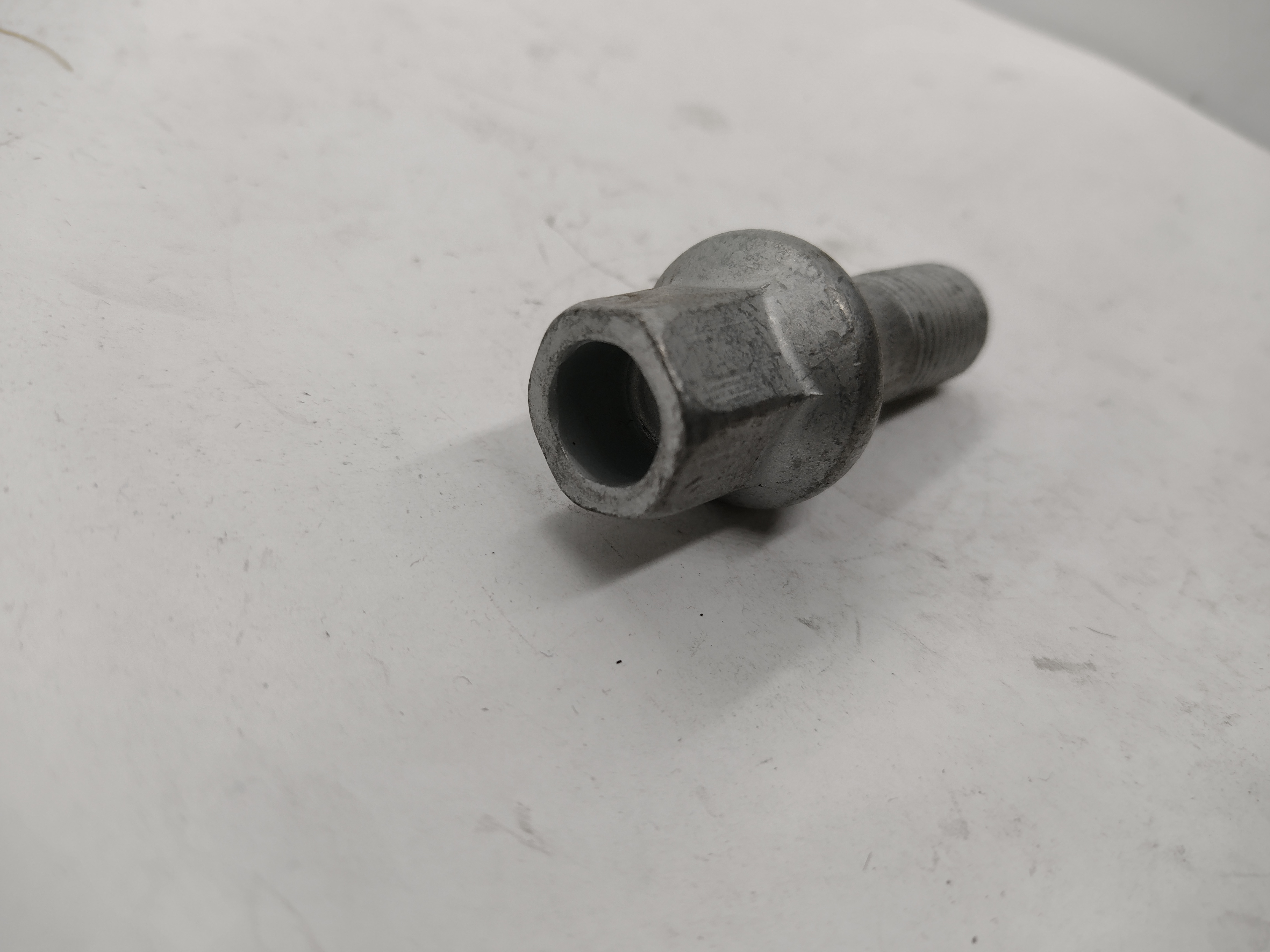 Peugeot 807 / Citroen C8 Radschraube 14x1,5 540568 NEU NOS NEW