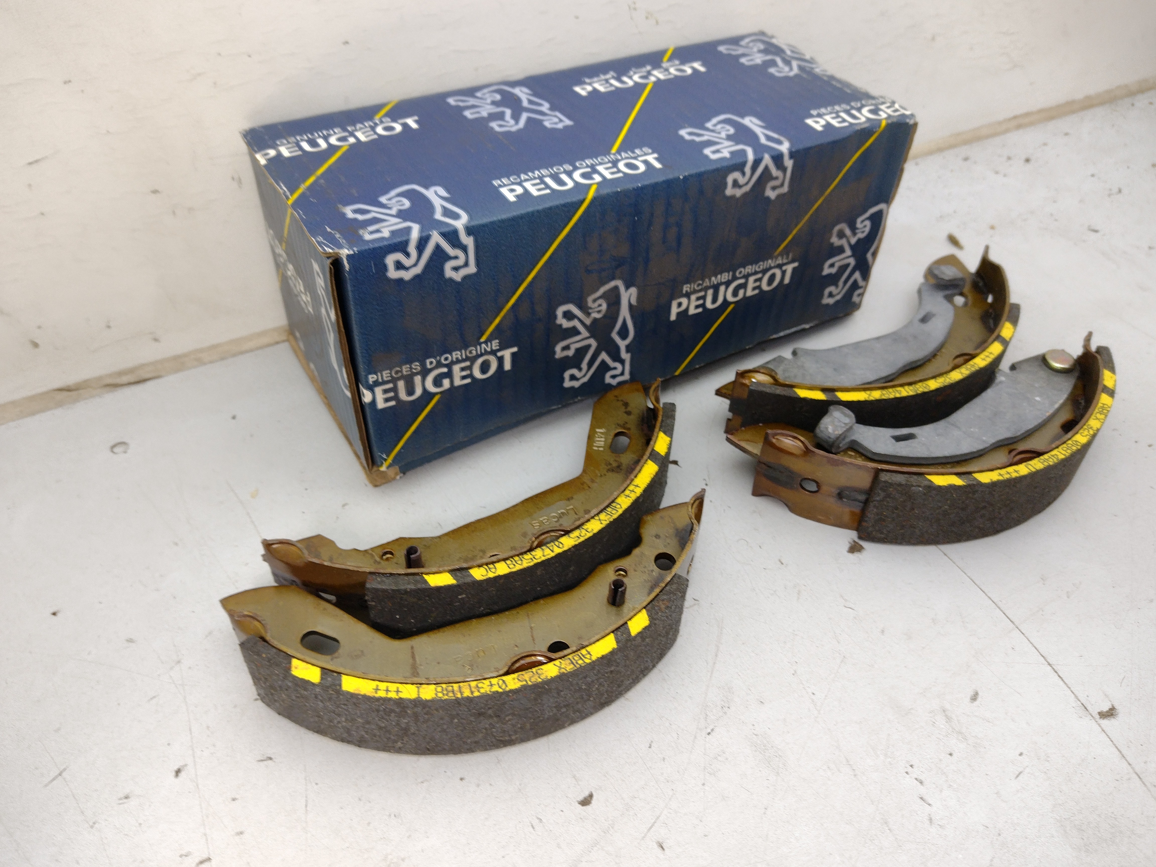 Peugeot / Citroen Bremsbacken 424172 NOS NEW