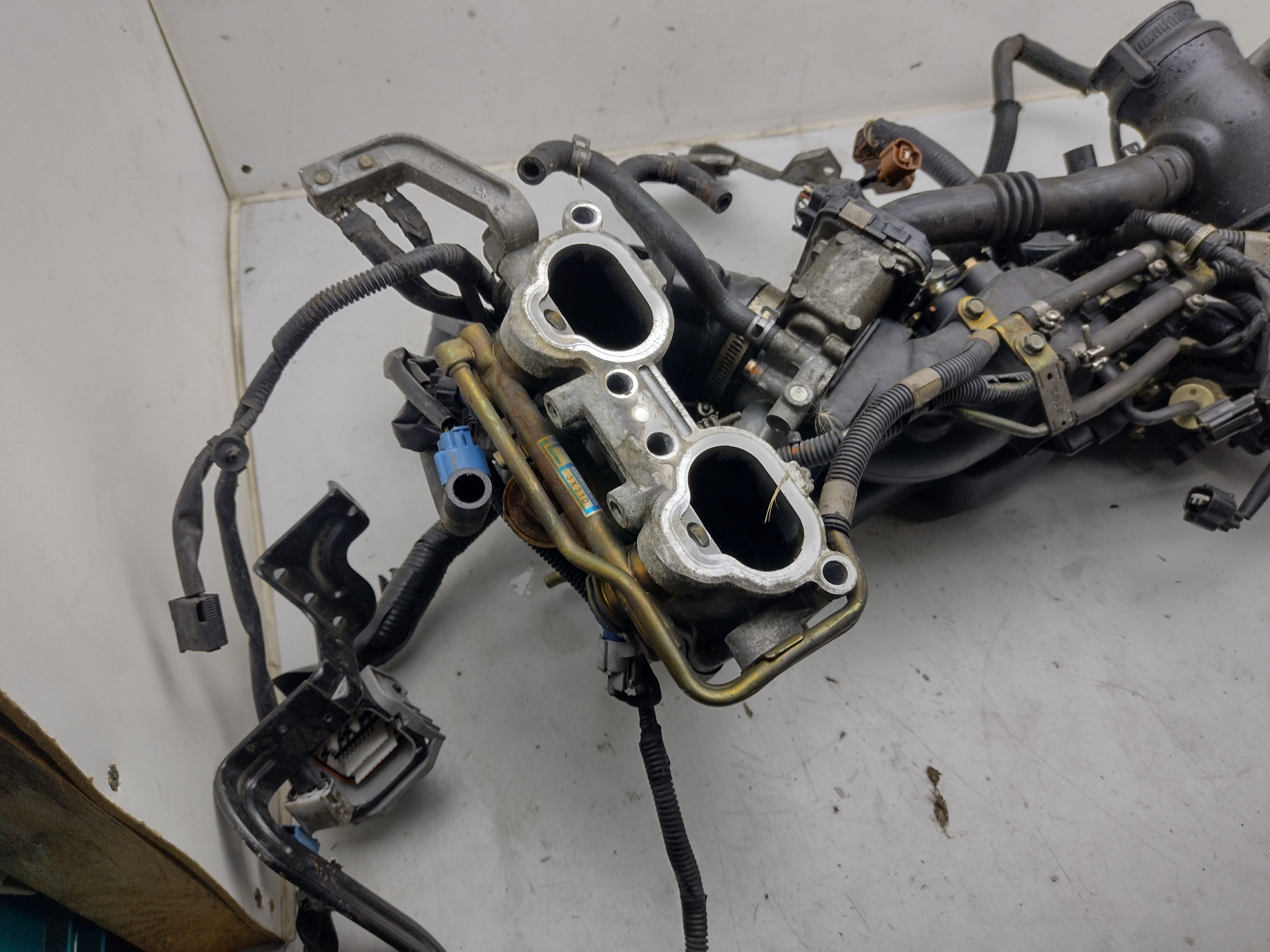 Ansaugbrücke mit Drosselklappe, Inlet pipe, Einspritzdüsen, Kabelbaum von Subaru Legacy Turbo EJ20X