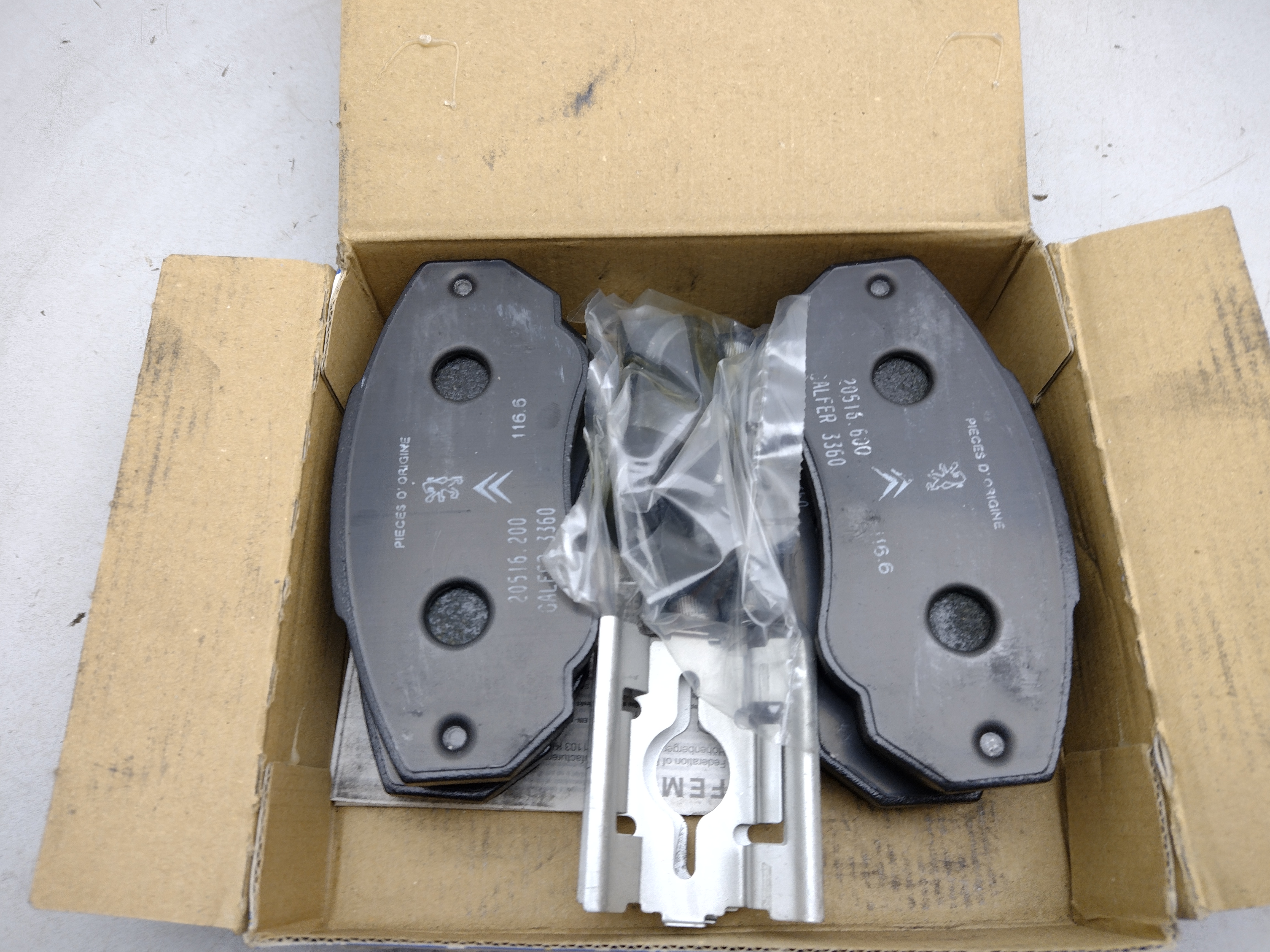 Peugeot / Citroen Satz Bremsbeläge vorne 425242 NEU NOS NEW