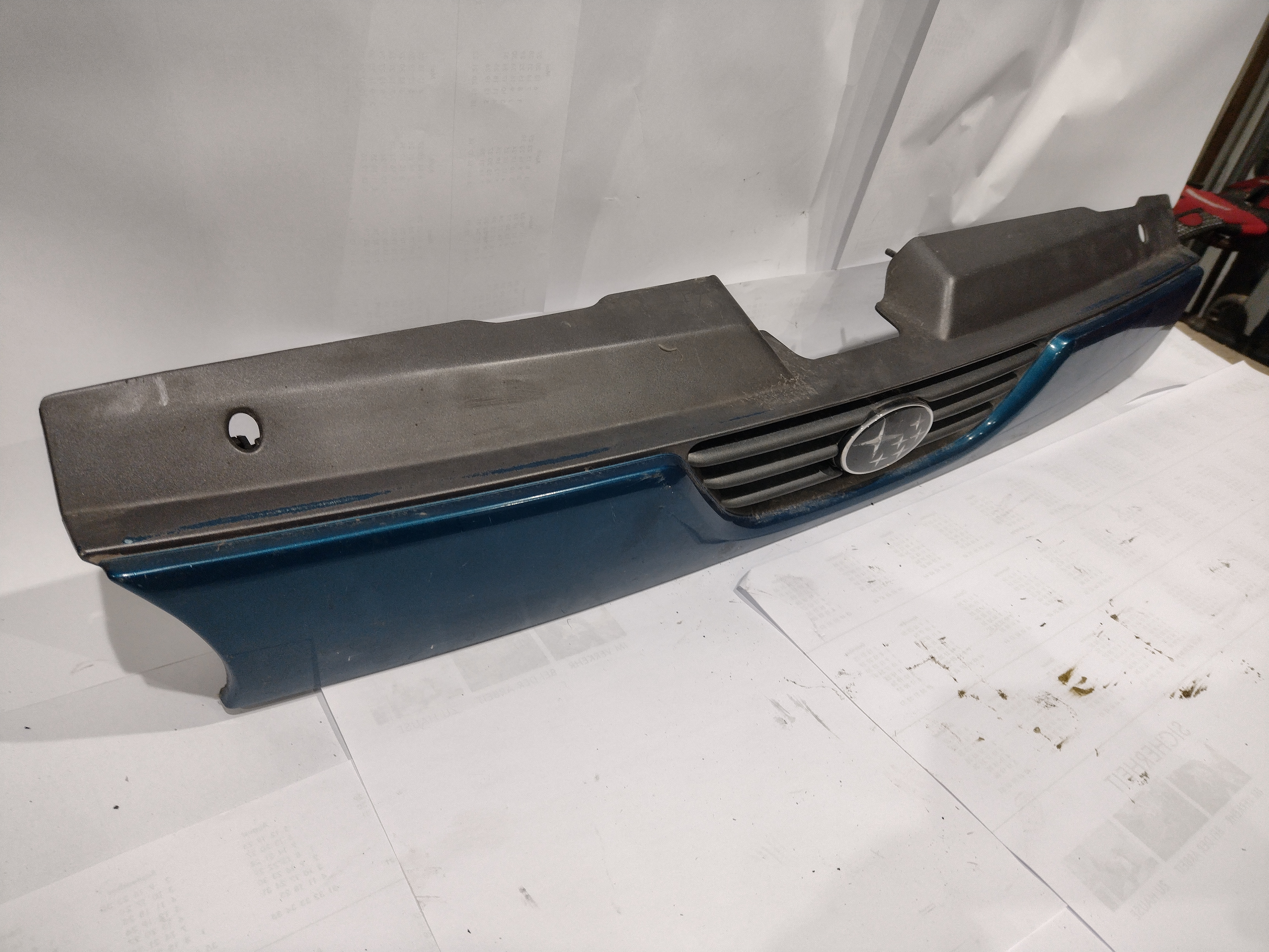 Kühlergrill blau mit Emblem für Subaru Impreza GC GF 93-97