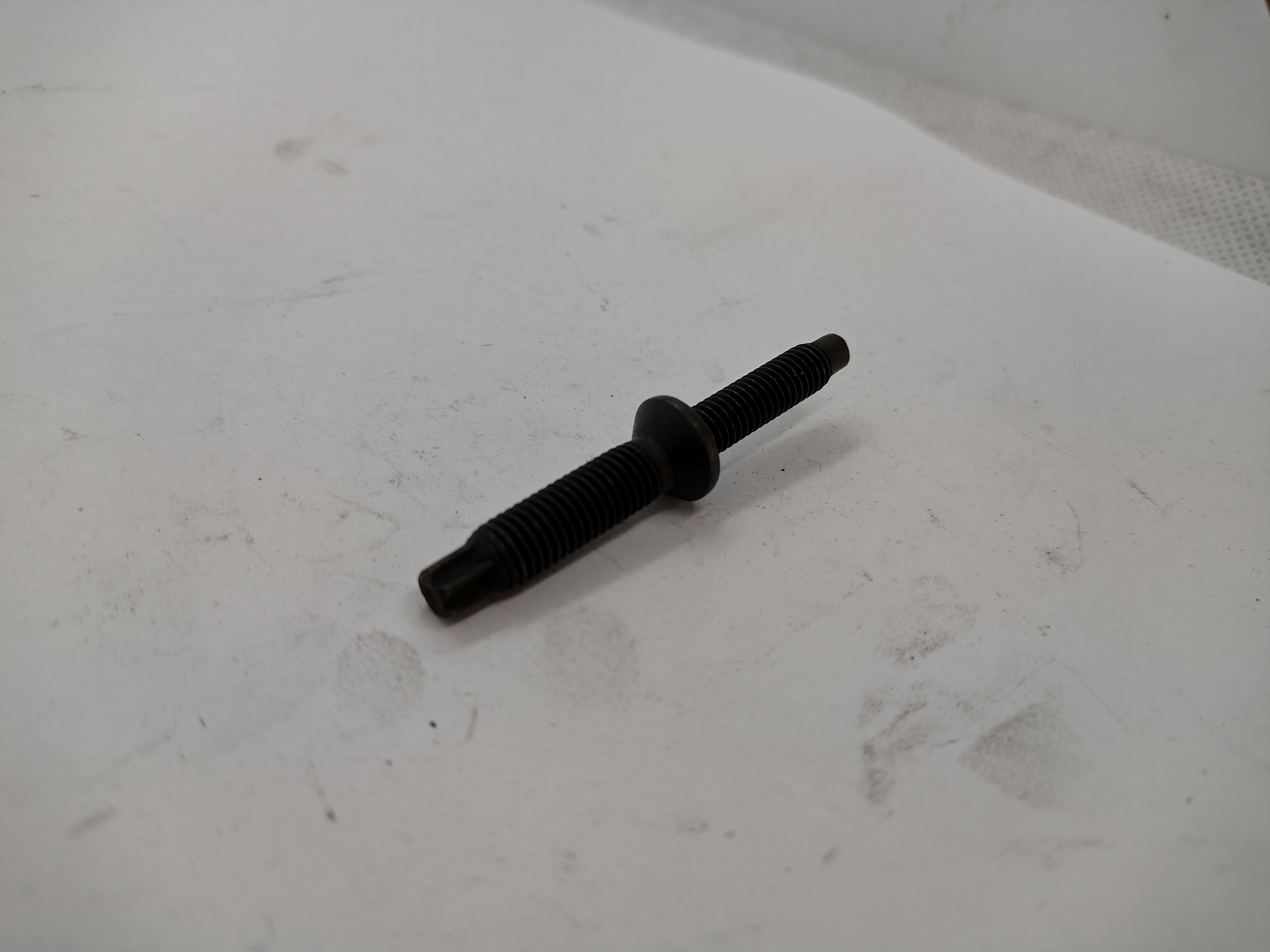 Peugeot / Citroen Gewindebolzen für Injektor-Befestigung 198262 NEU NOS NEW OEM