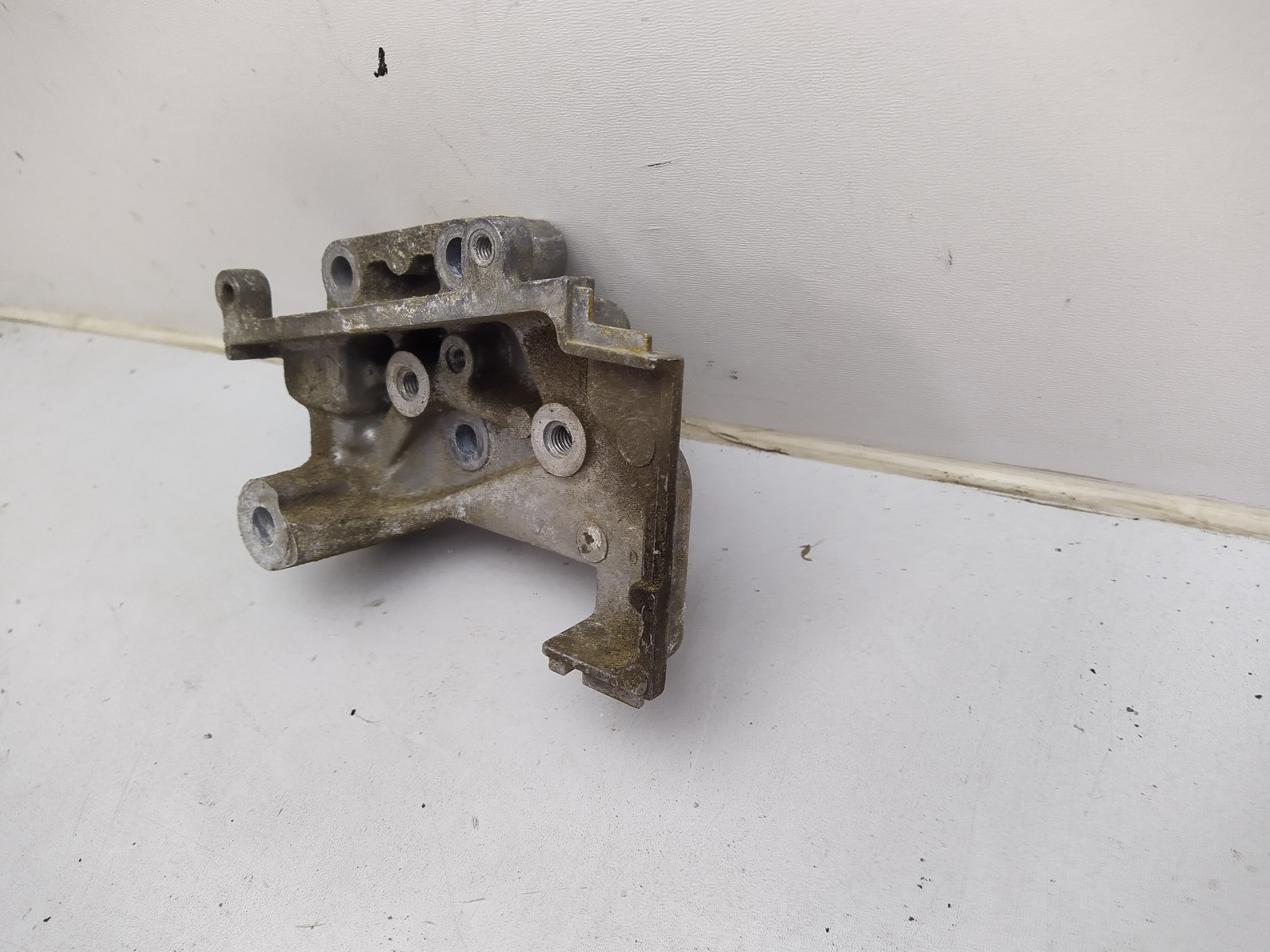 Halter für Zahnriemenspanner Variante 1 passend für Subaru EJ20 EJ22 EJ25