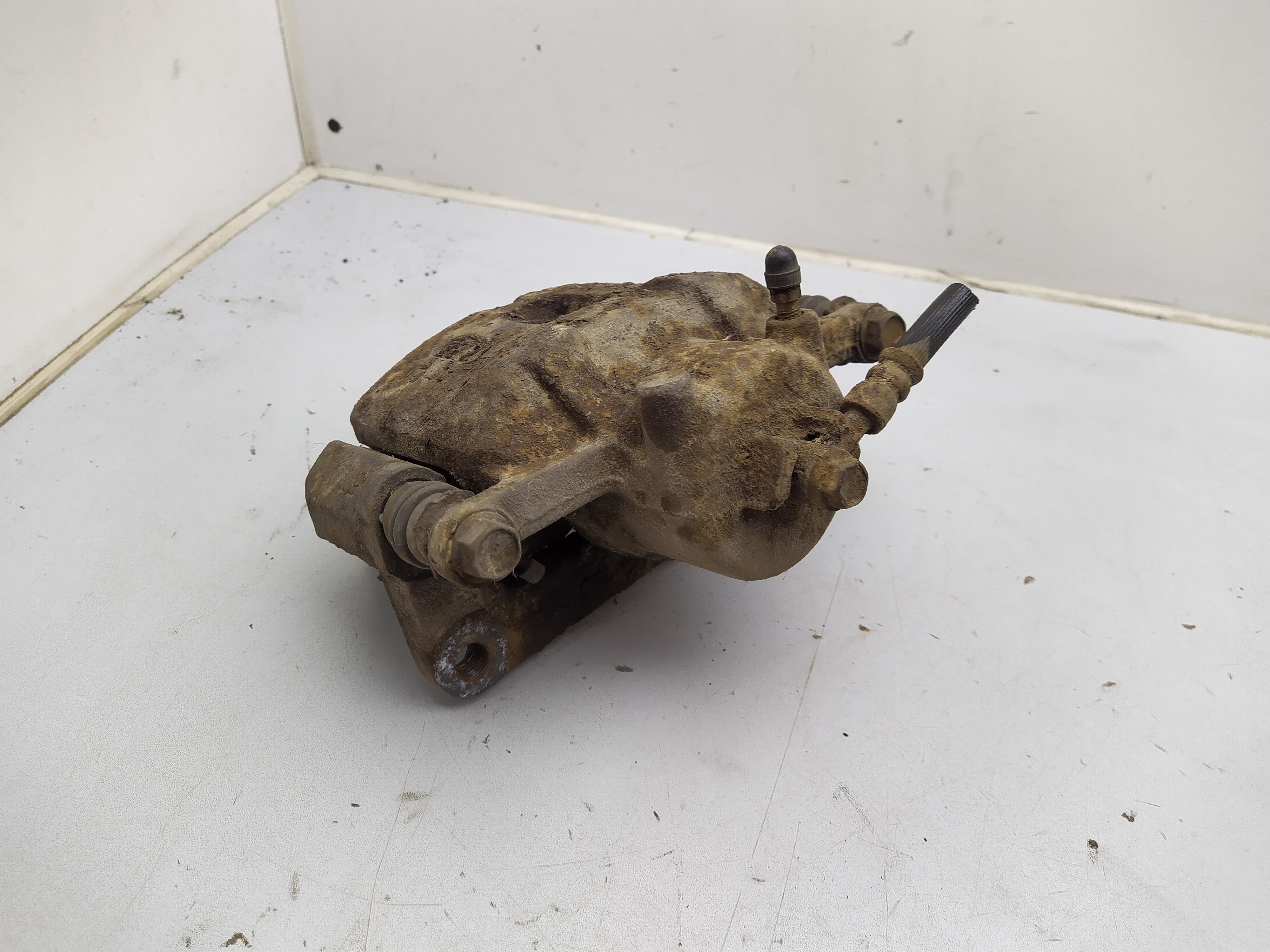 Bremssattel mit Halter vorne links von Subaru Legacy 3 BE BH  Outback BE BH