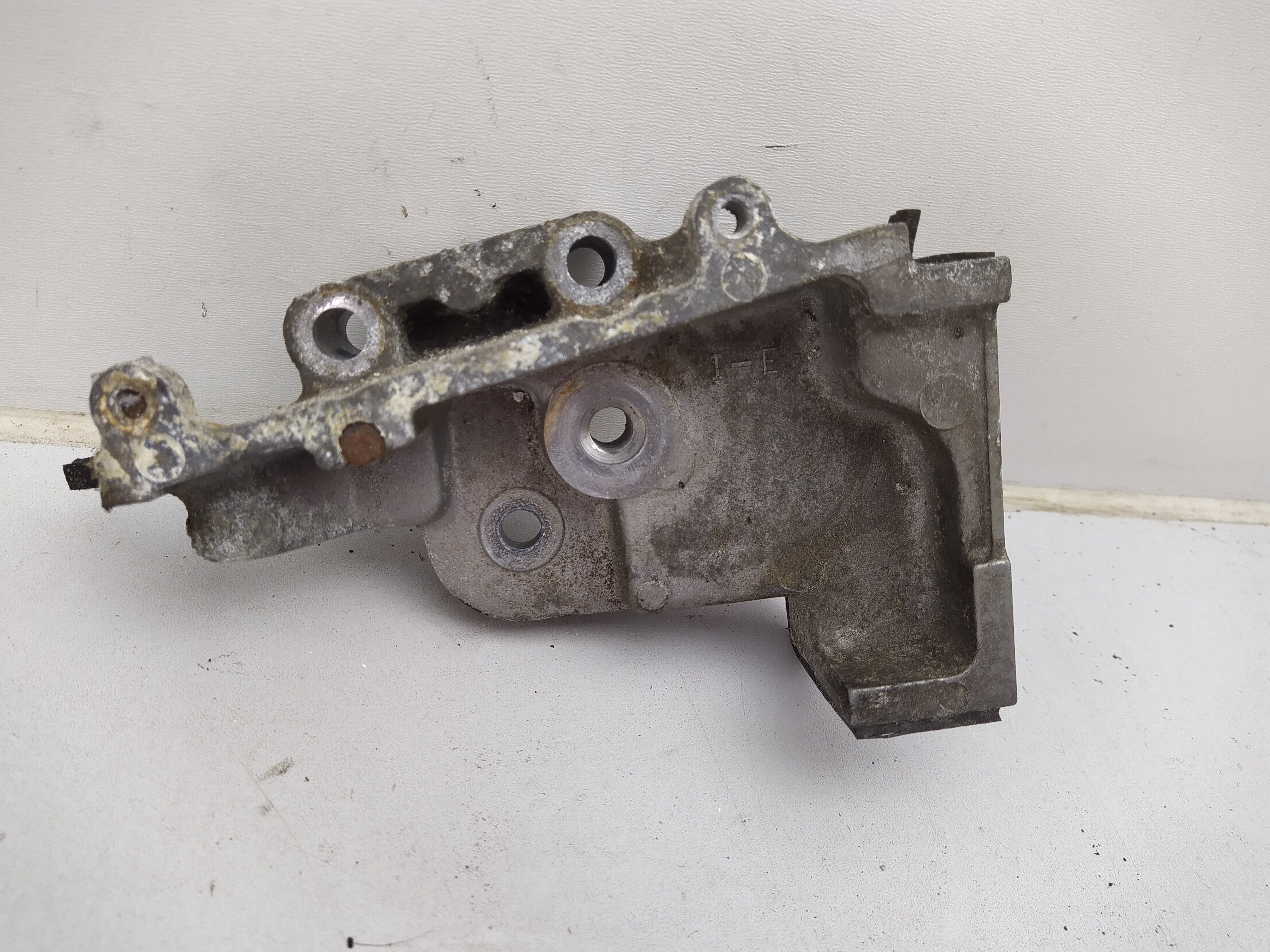 Halter für Zahnriemenspanner Variante 2 passend für Subaru EJ20 EJ22 EJ25