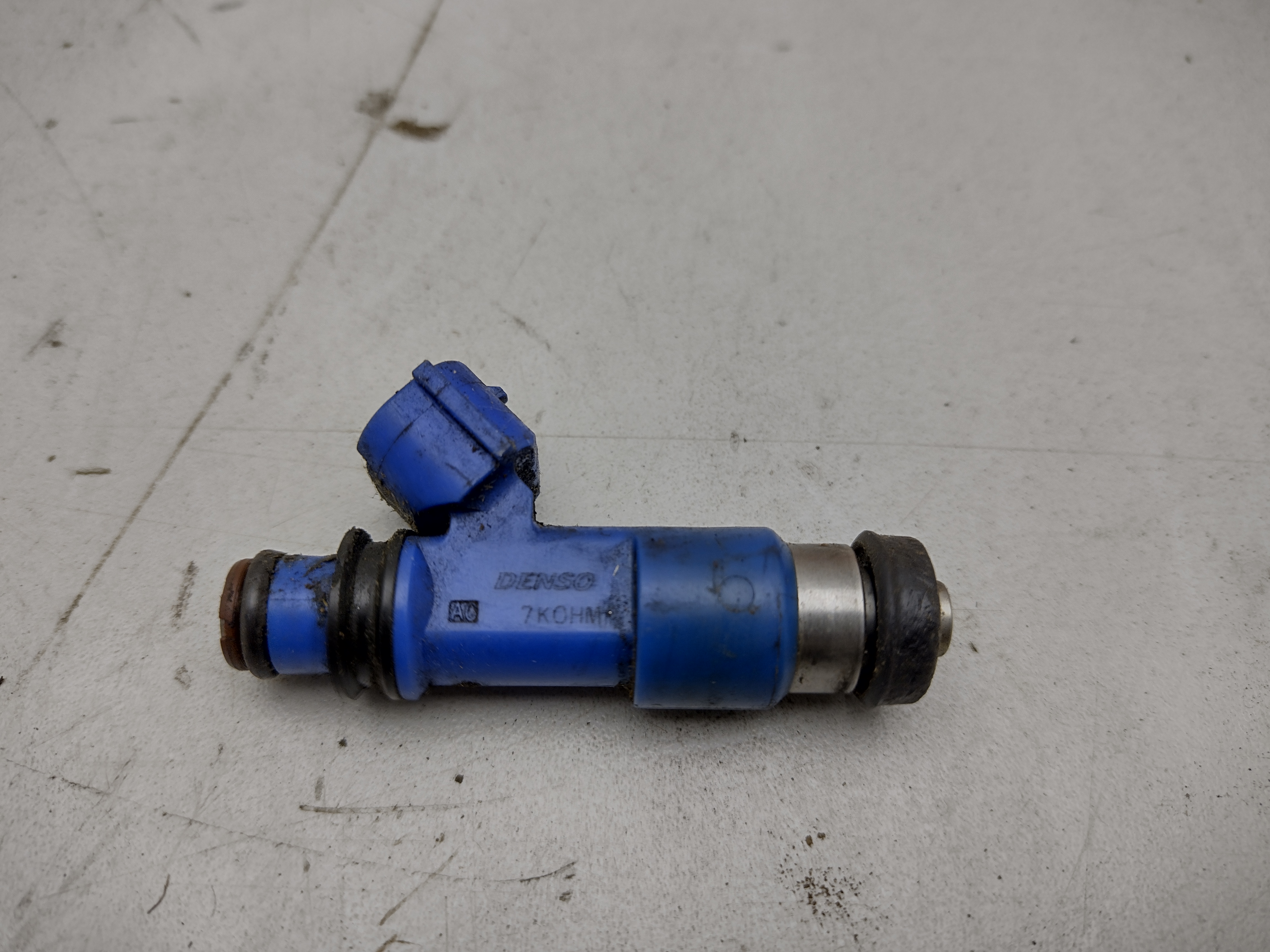 blaue Einspritzdüse von Subaru Impreza WRX GD GG Newage Turbo 