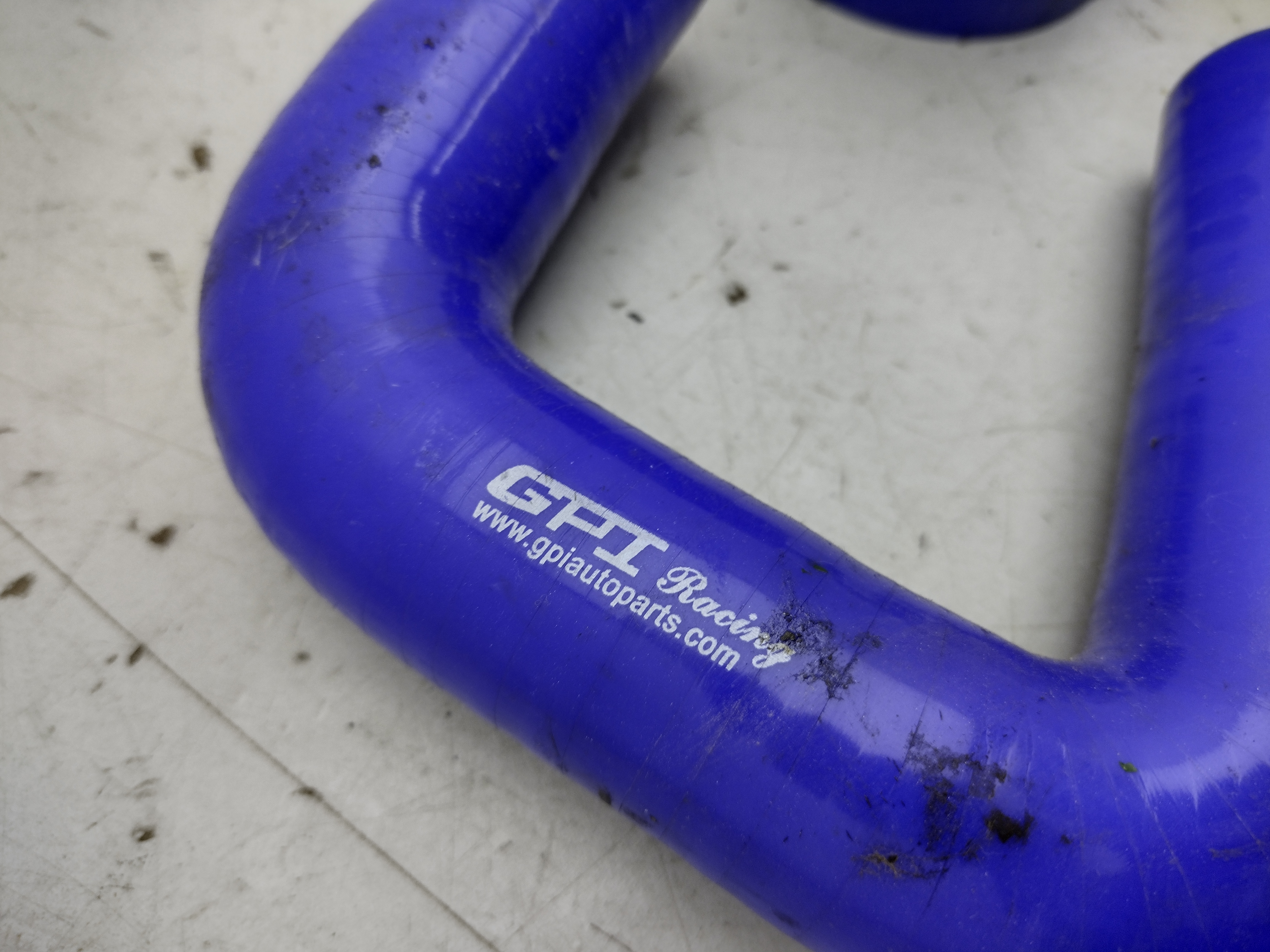 blaue Silikon Schläuche für LLK am Subaru Impreza GT