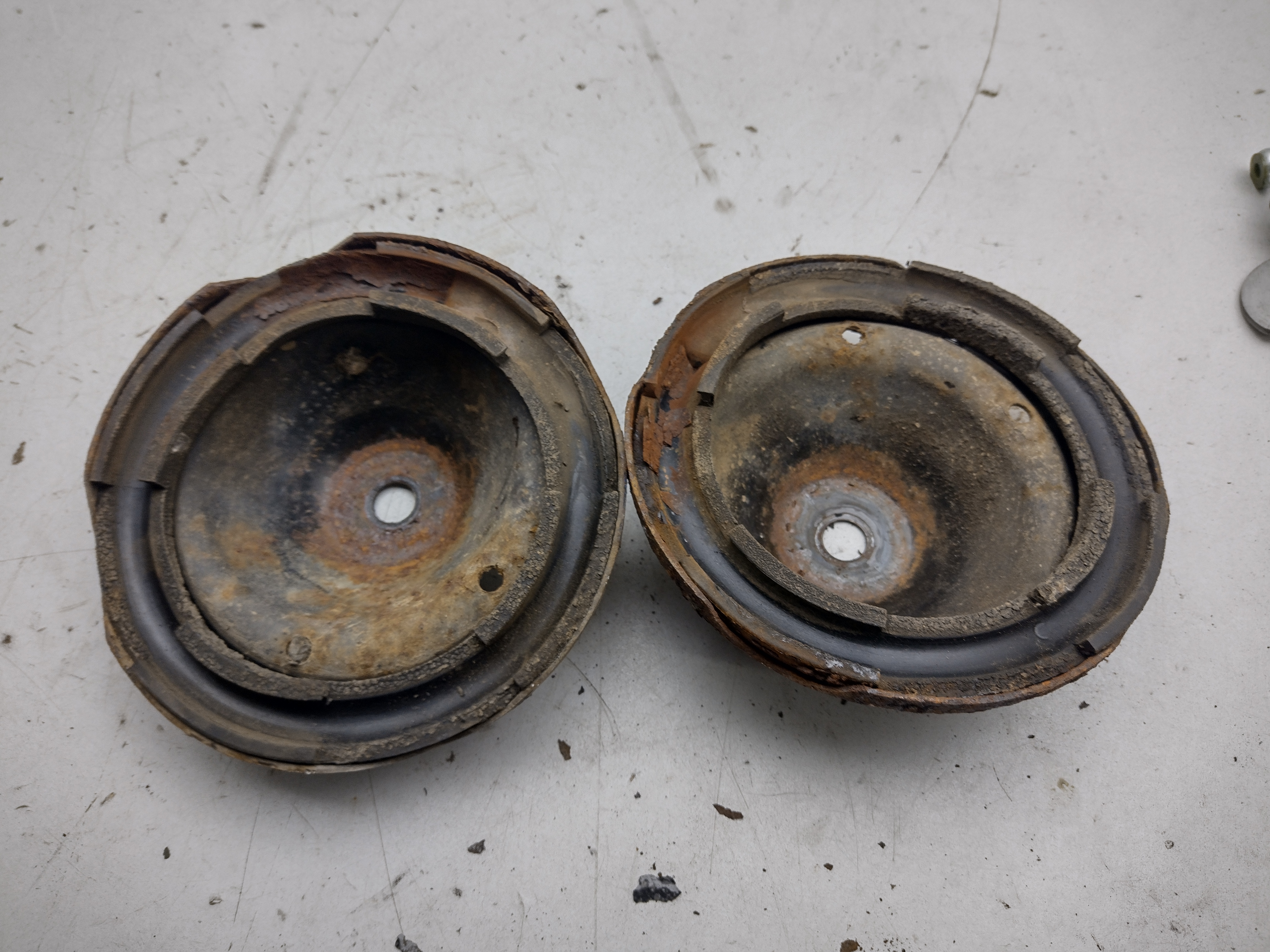 Satz Federteller vorne für Subaru Impreza GC GF 93-00
