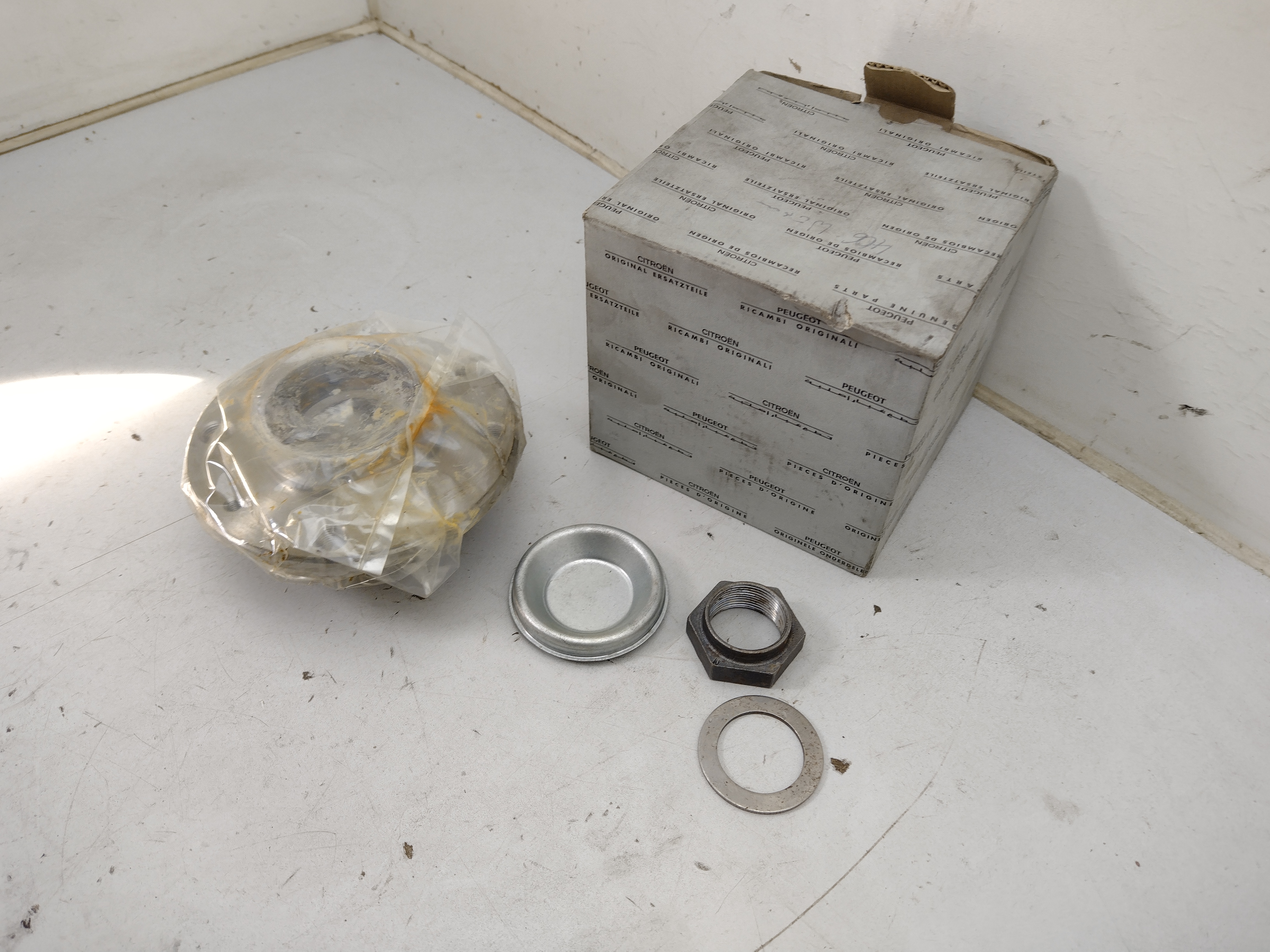 Peugeot / Citroen  Radlagersatz hinten mit Radnabe 374828 NOS NEW