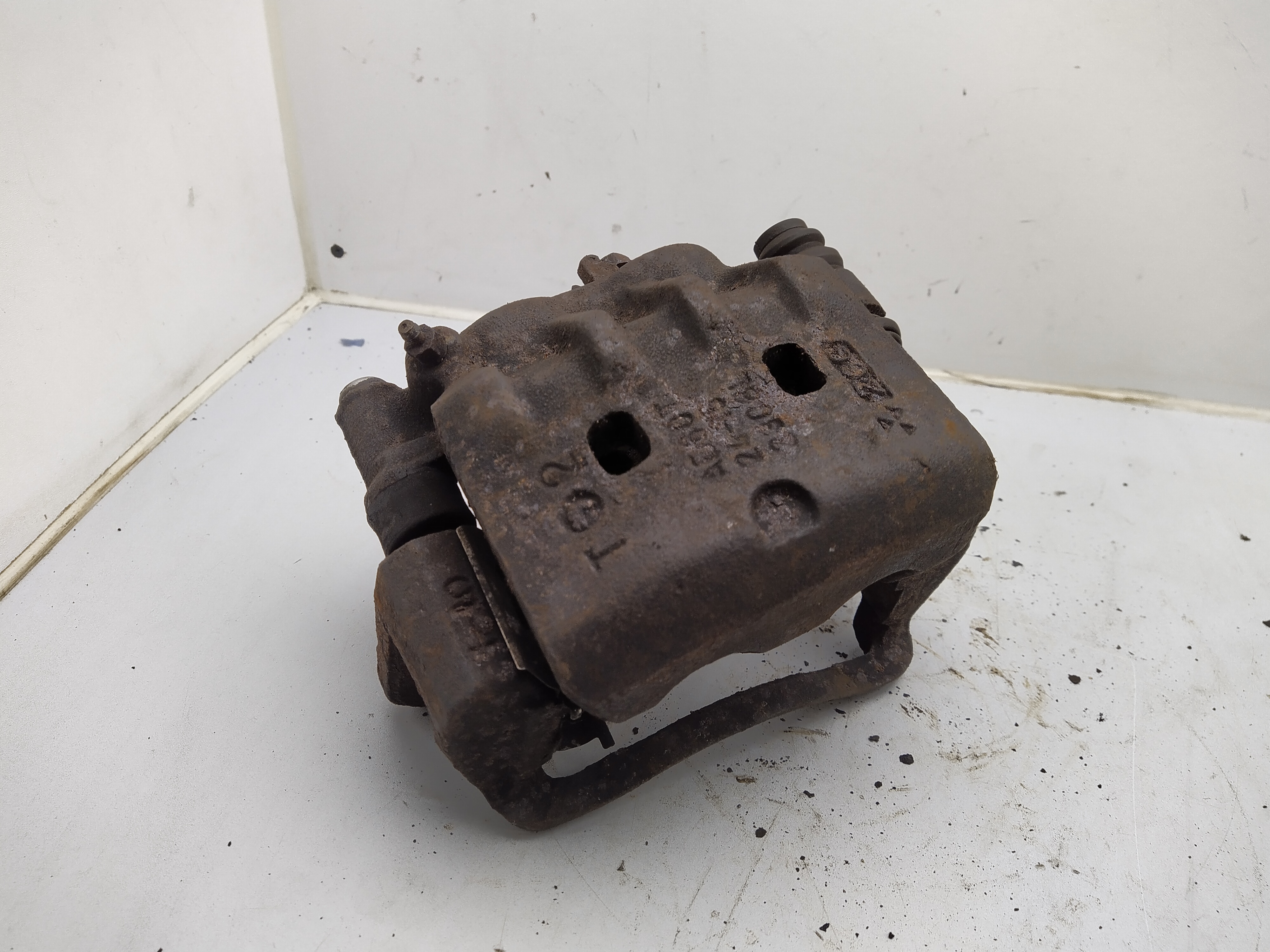 Subaru 2 Kolben Bremssattel vorne rechts mit Halter