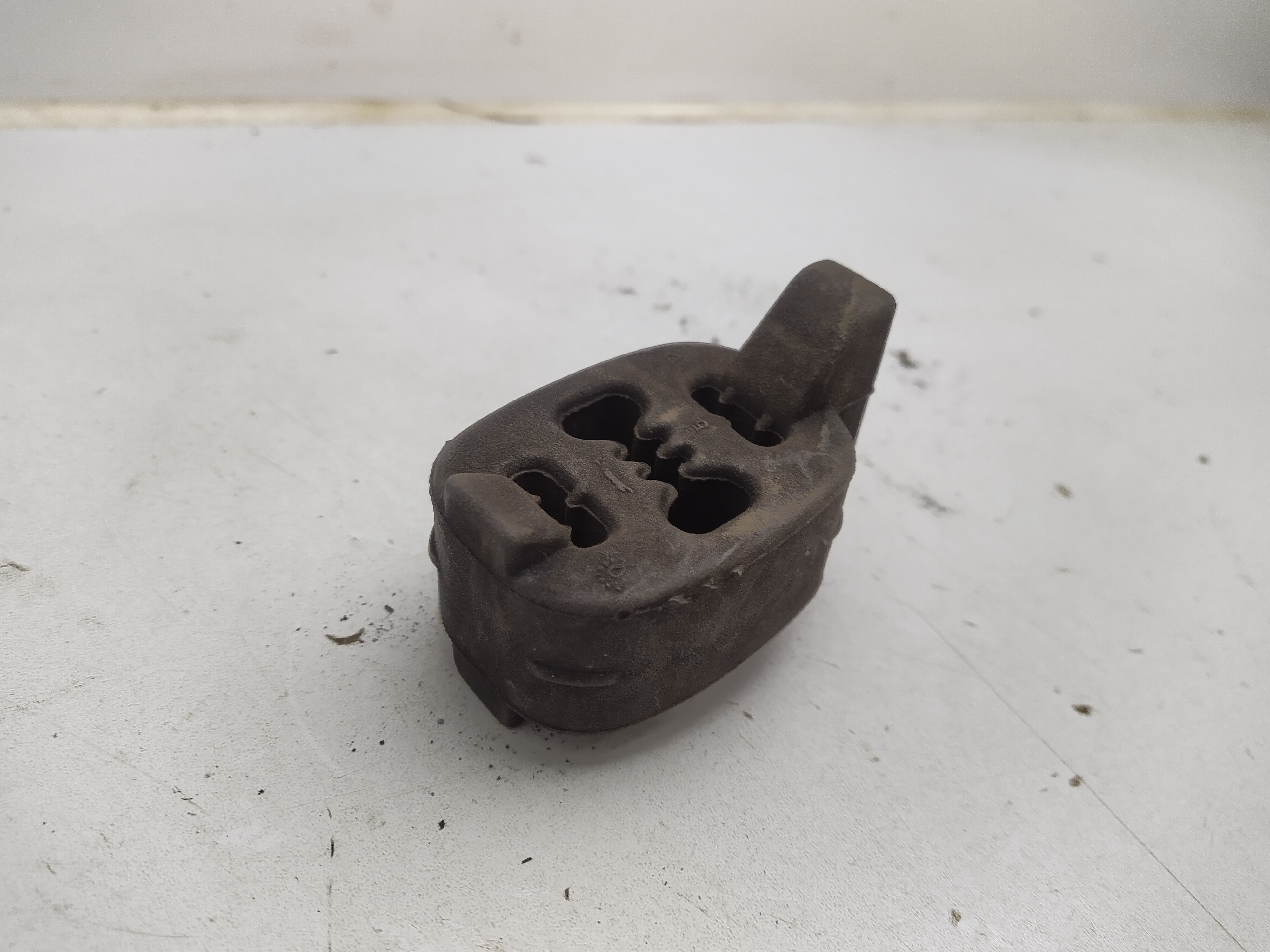 Neues universales Auspuffgummi mit Abstützung