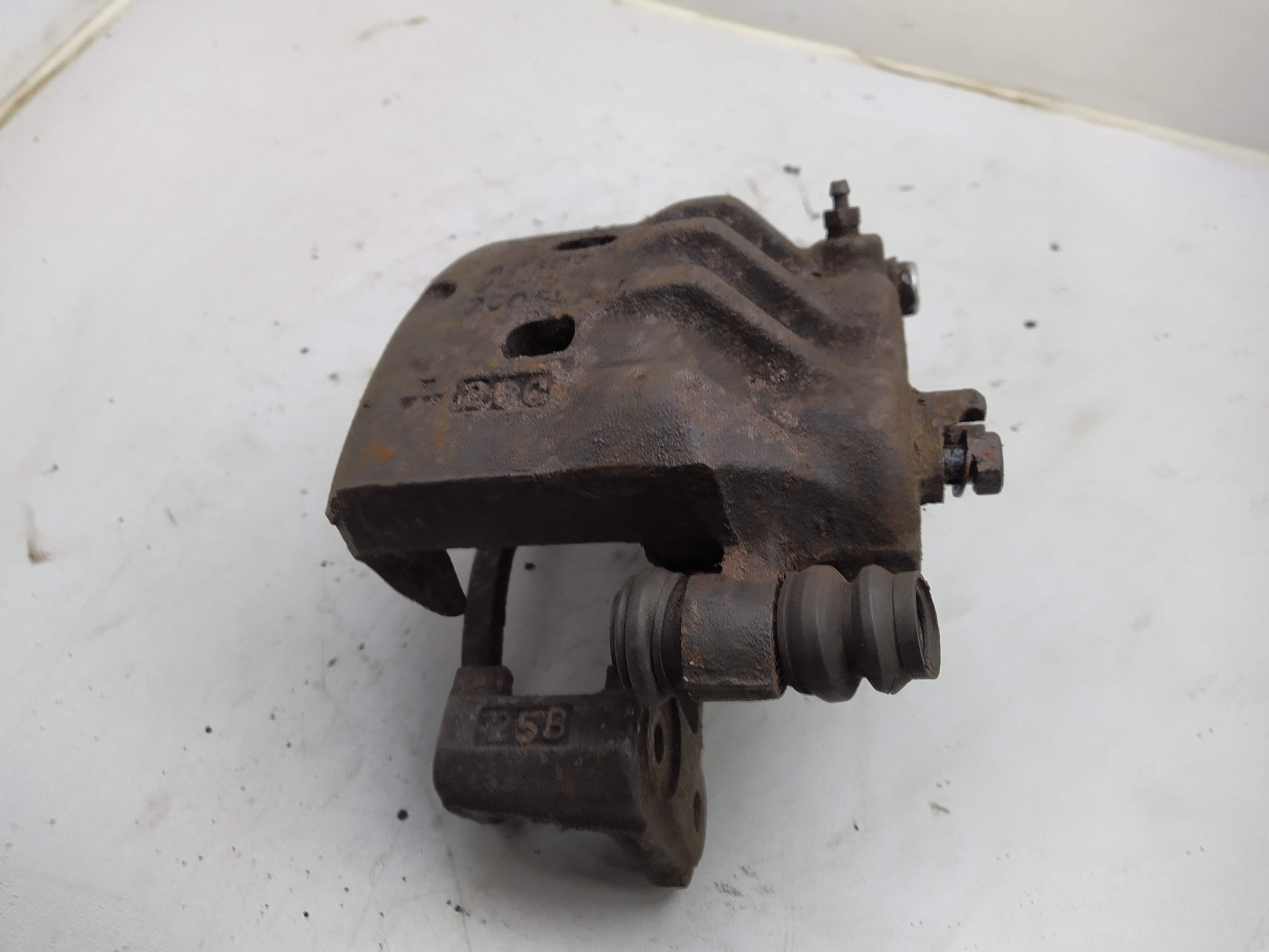 Subaru 2 Kolben Bremssattel vorne rechts mit Halter