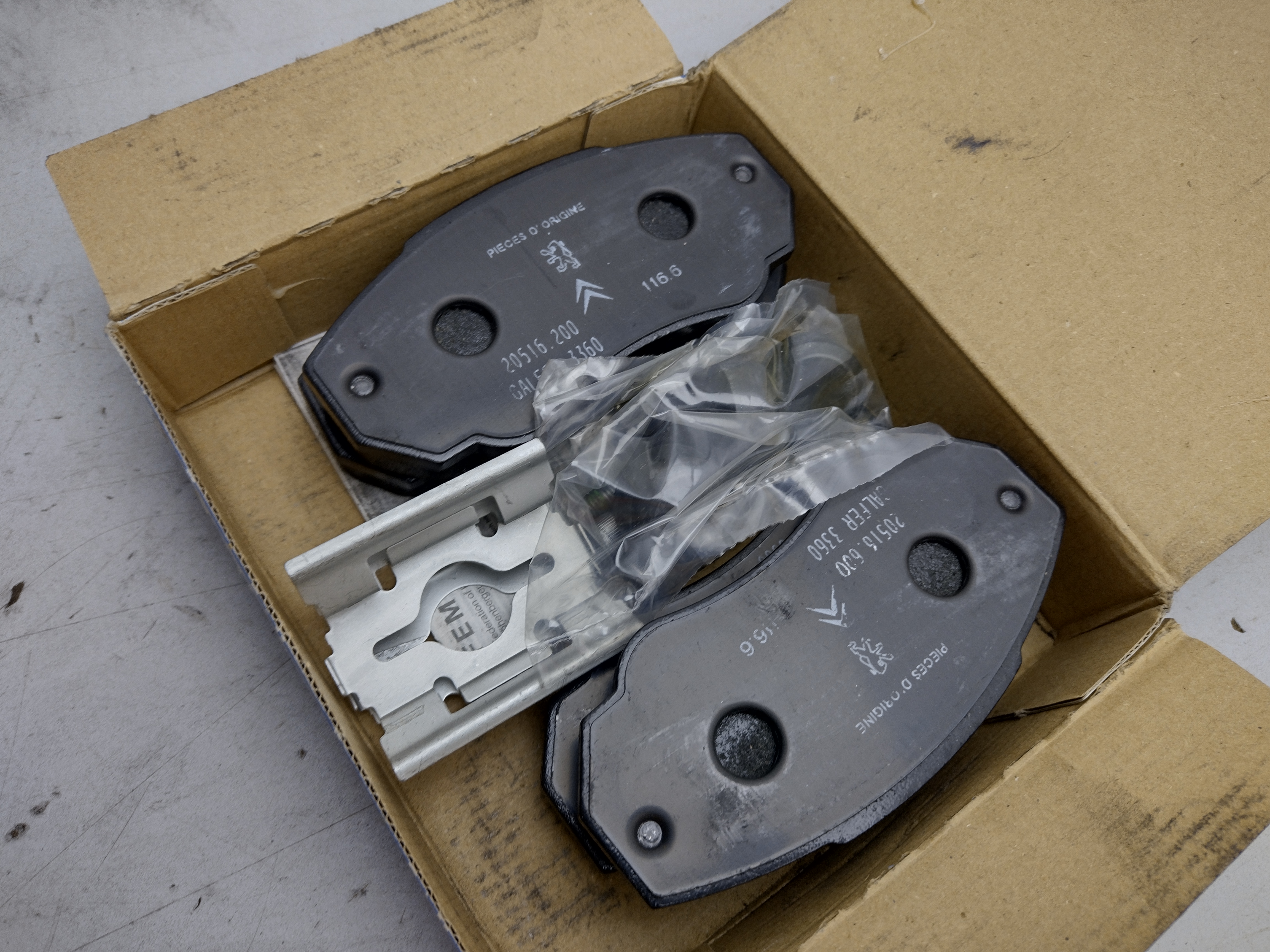 Peugeot / Citroen Satz Bremsbeläge vorne 425242 NEU NOS NEW