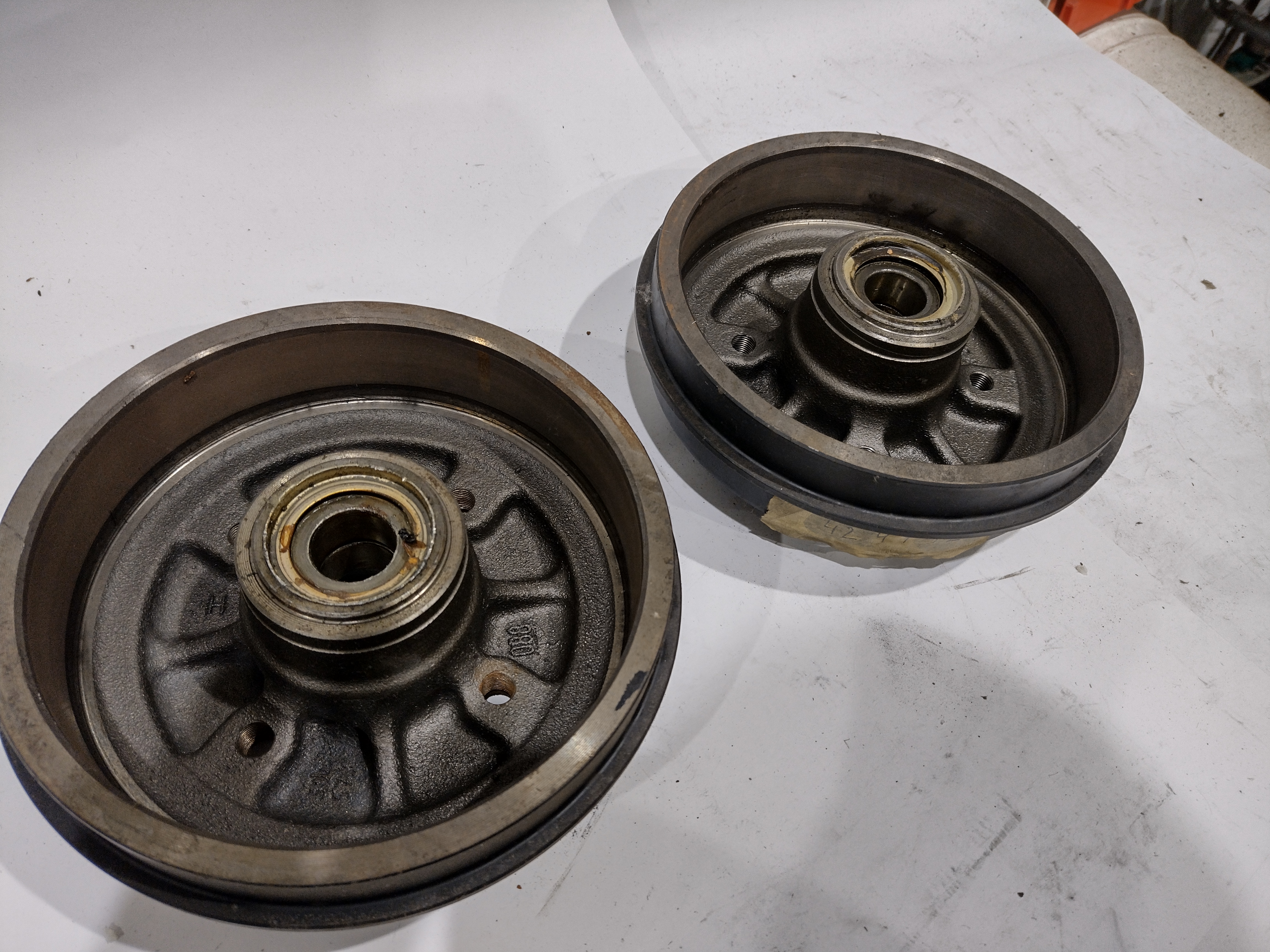 Peugeot / Citroen Satz Bremstrommel (Bendix/Bosch/Girling) 424732 NEU NOS NEW
